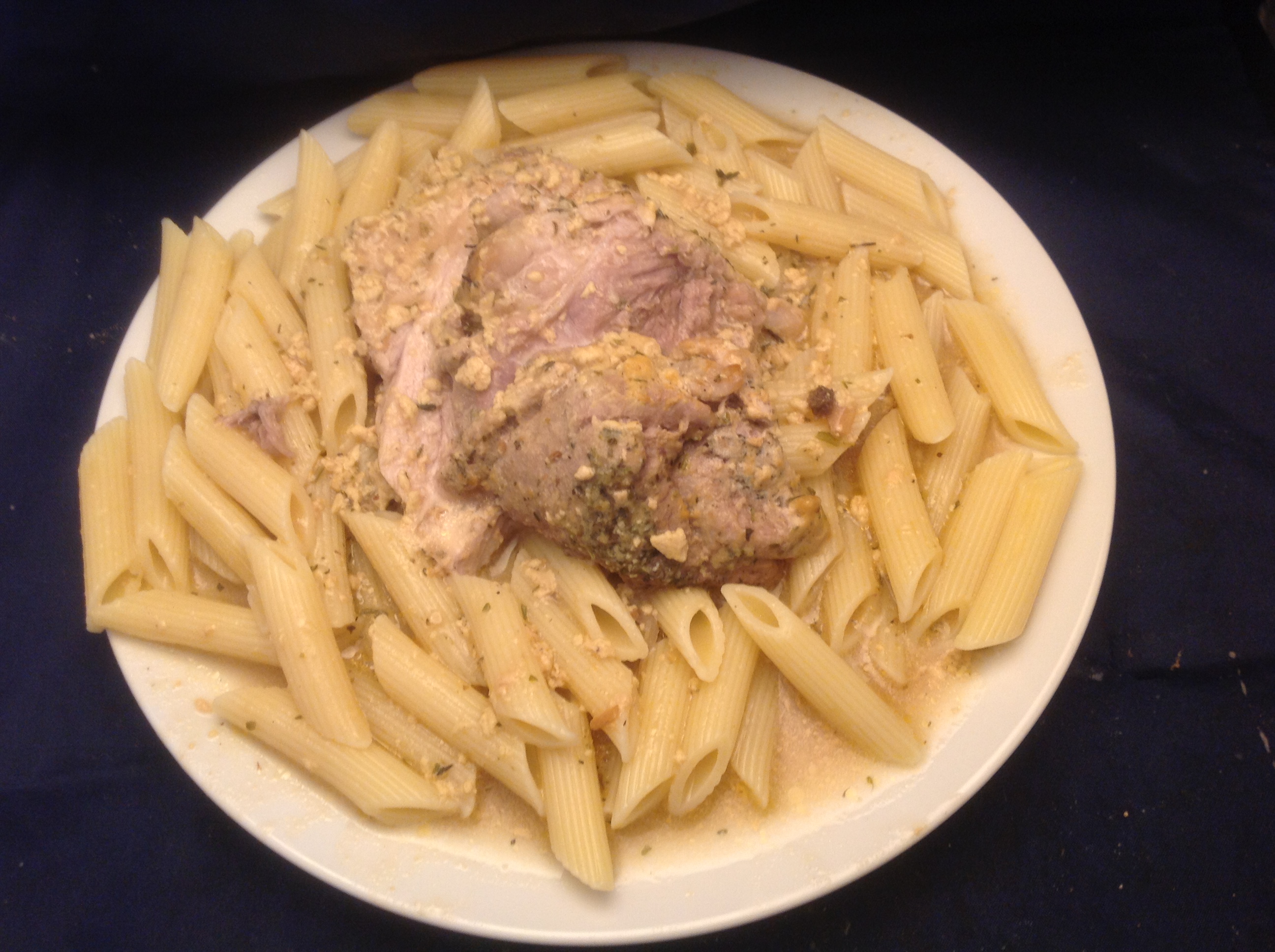 Krusten-Schweinebraten in Weißwein-Sauce mit Penne Rigate ...