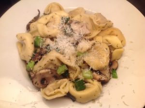 Italienische Küche: Frische Tortellini mit Champignons und Lauchzwiebeln