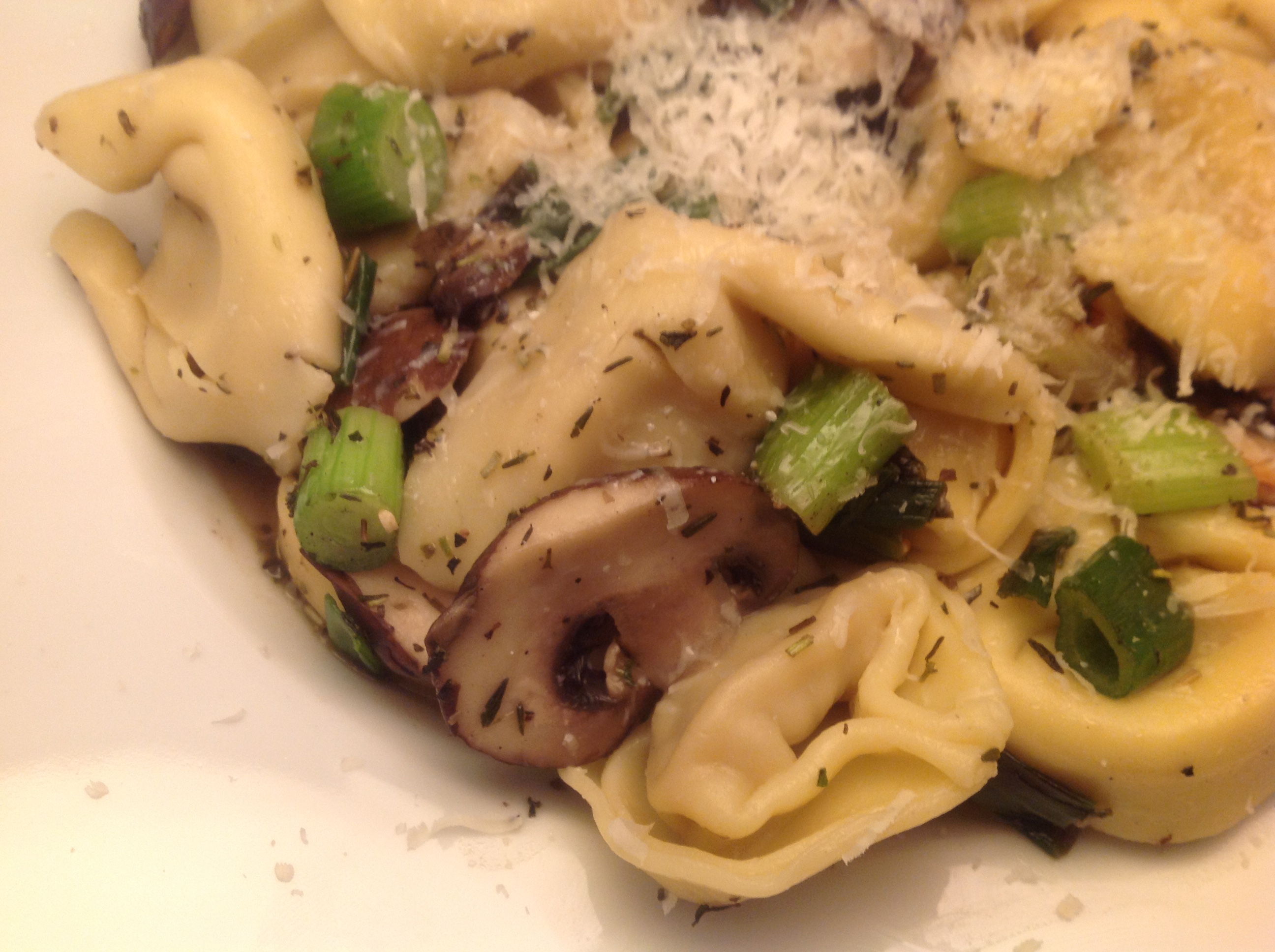 Italienische Küche: Frische Tortellini mit Champignons und Lauchzwiebeln