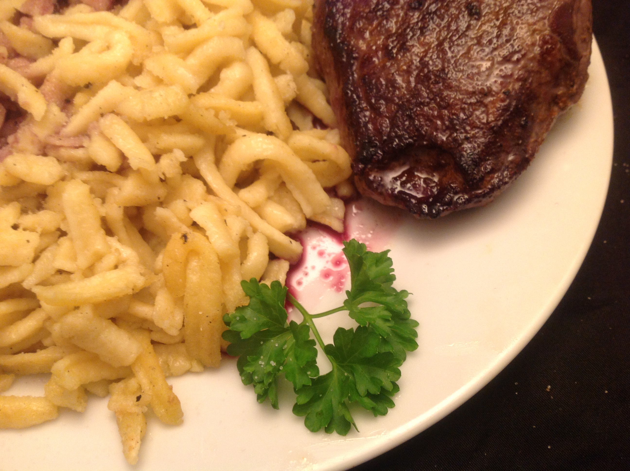 Rinder-Hüftsteak mit frischen Spätzle in Rotwein-Sauce