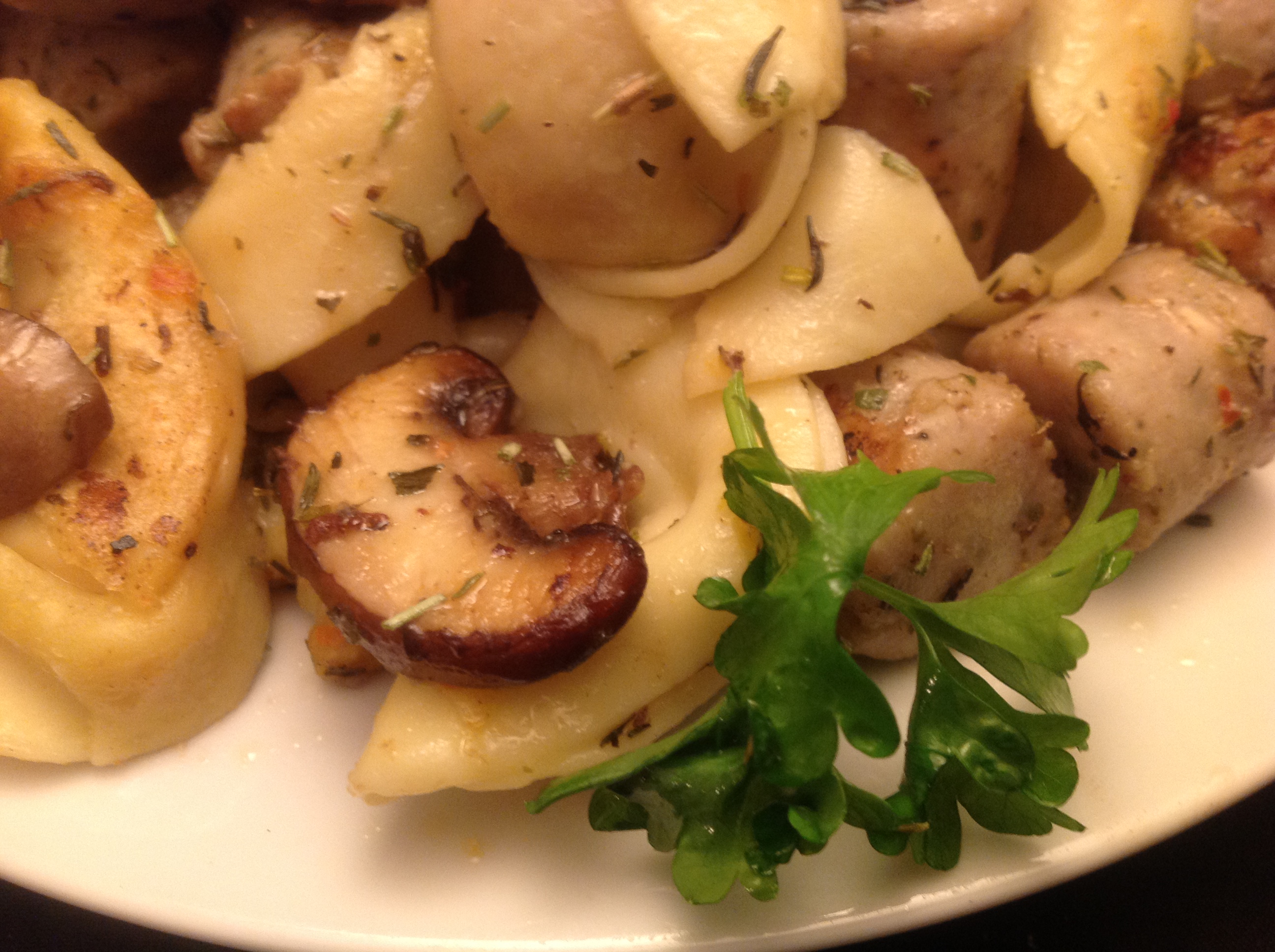 Gebratene Tortellini mit Rostbratwurst und Champignons