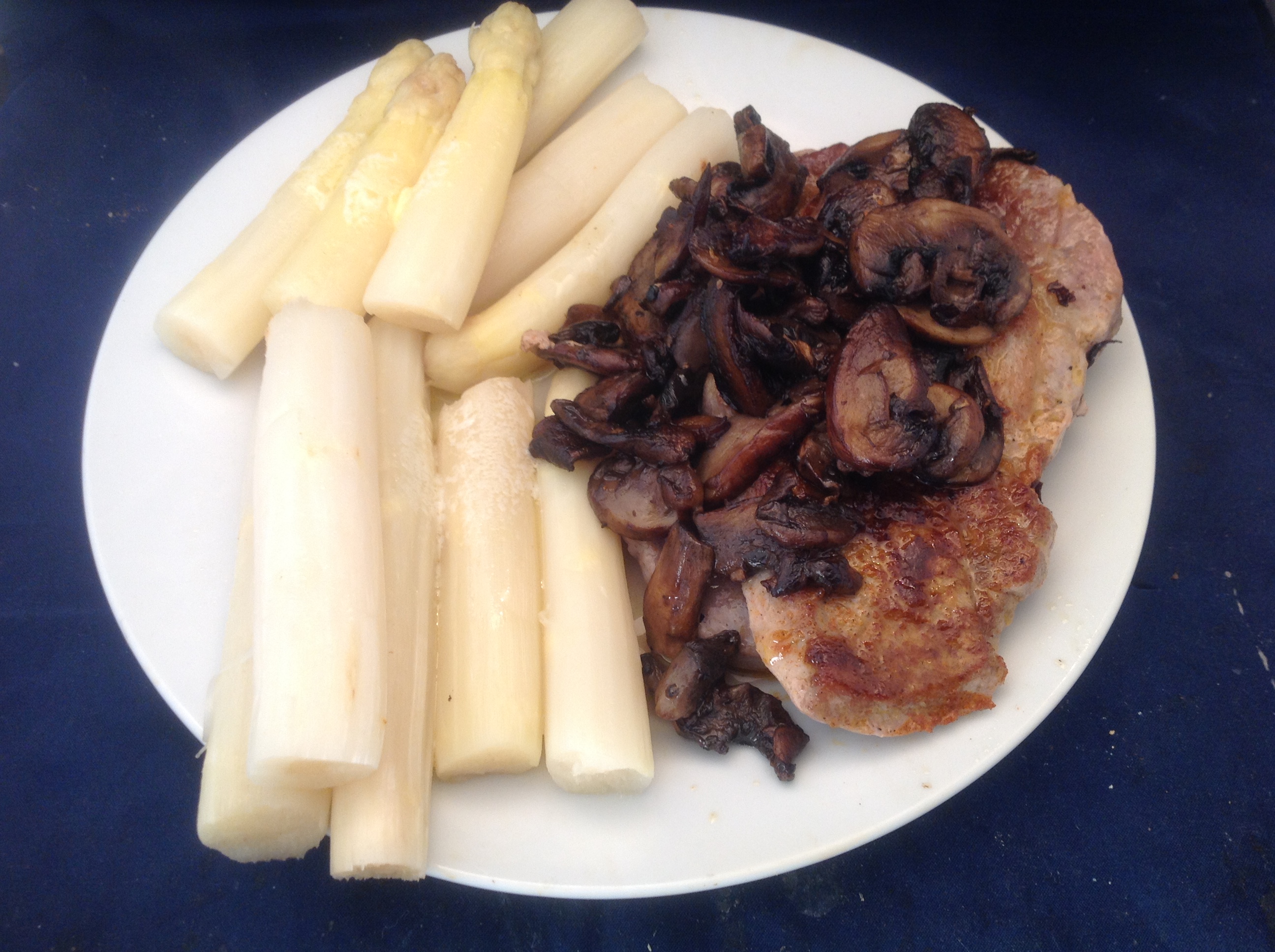 Schweine-Nackensteaks mit Champignons und Spargeln - Nudelheissundhos