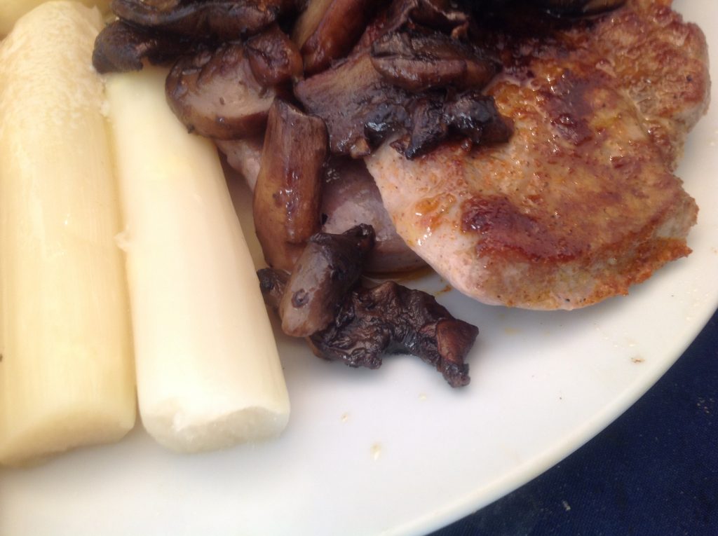 Schweine-Nackensteaks mit Champignons und Spargeln - Nudelheissundhos