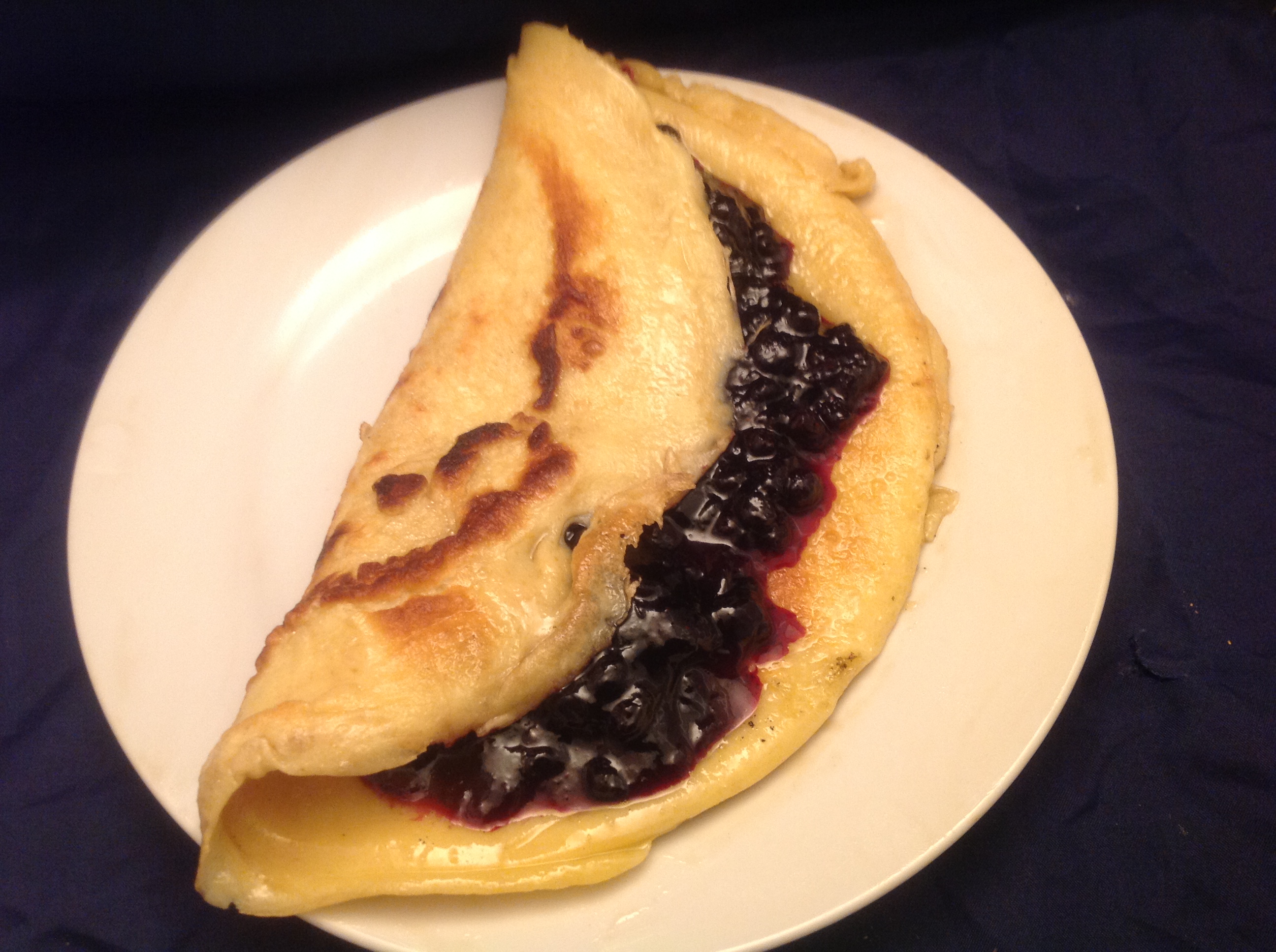 Pfannkuchen mit Heidelbeer-Marmelade-Füllung - Nudelheissundhos