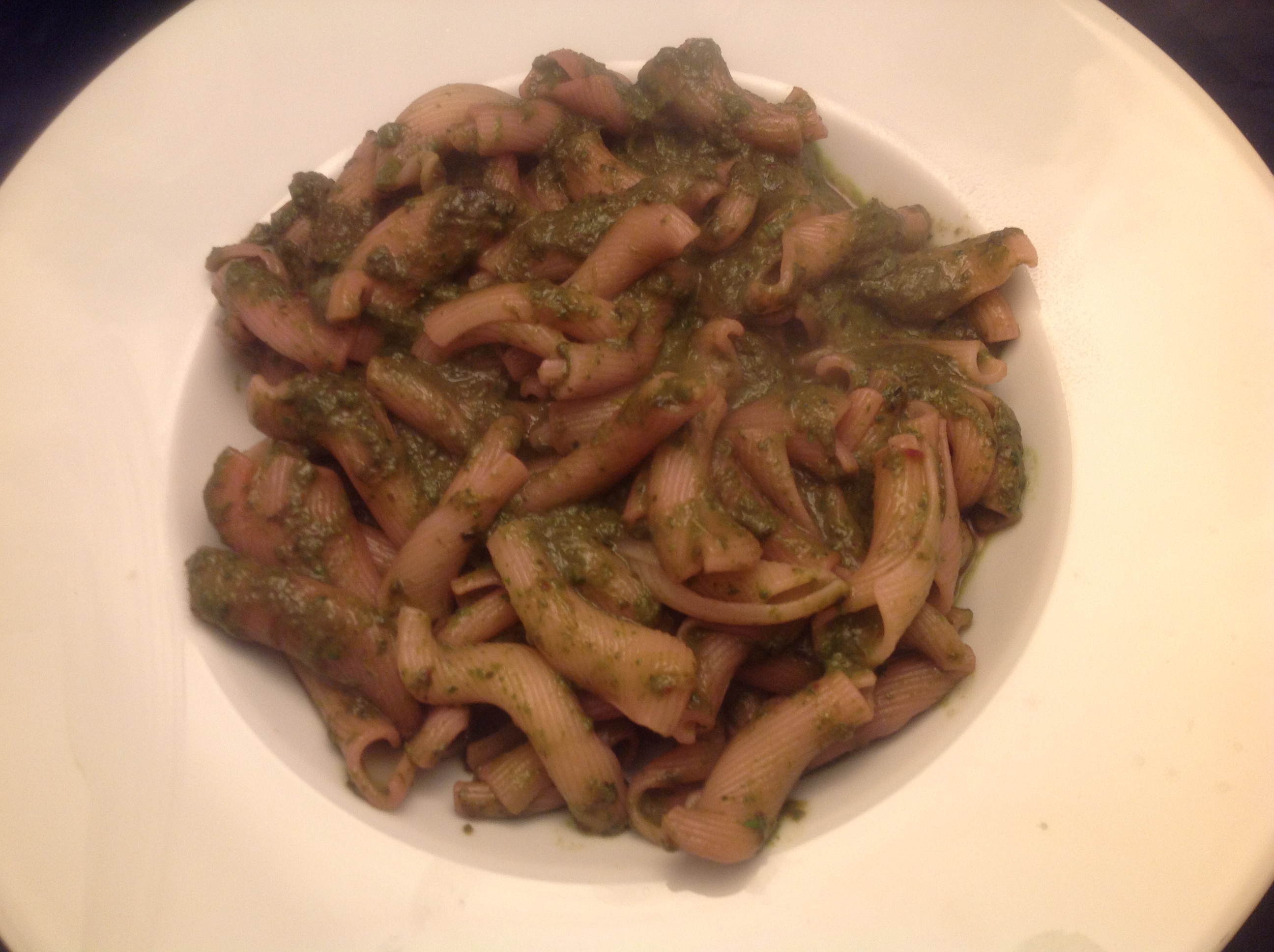 Riccioli mit Blattsalat-Pesto