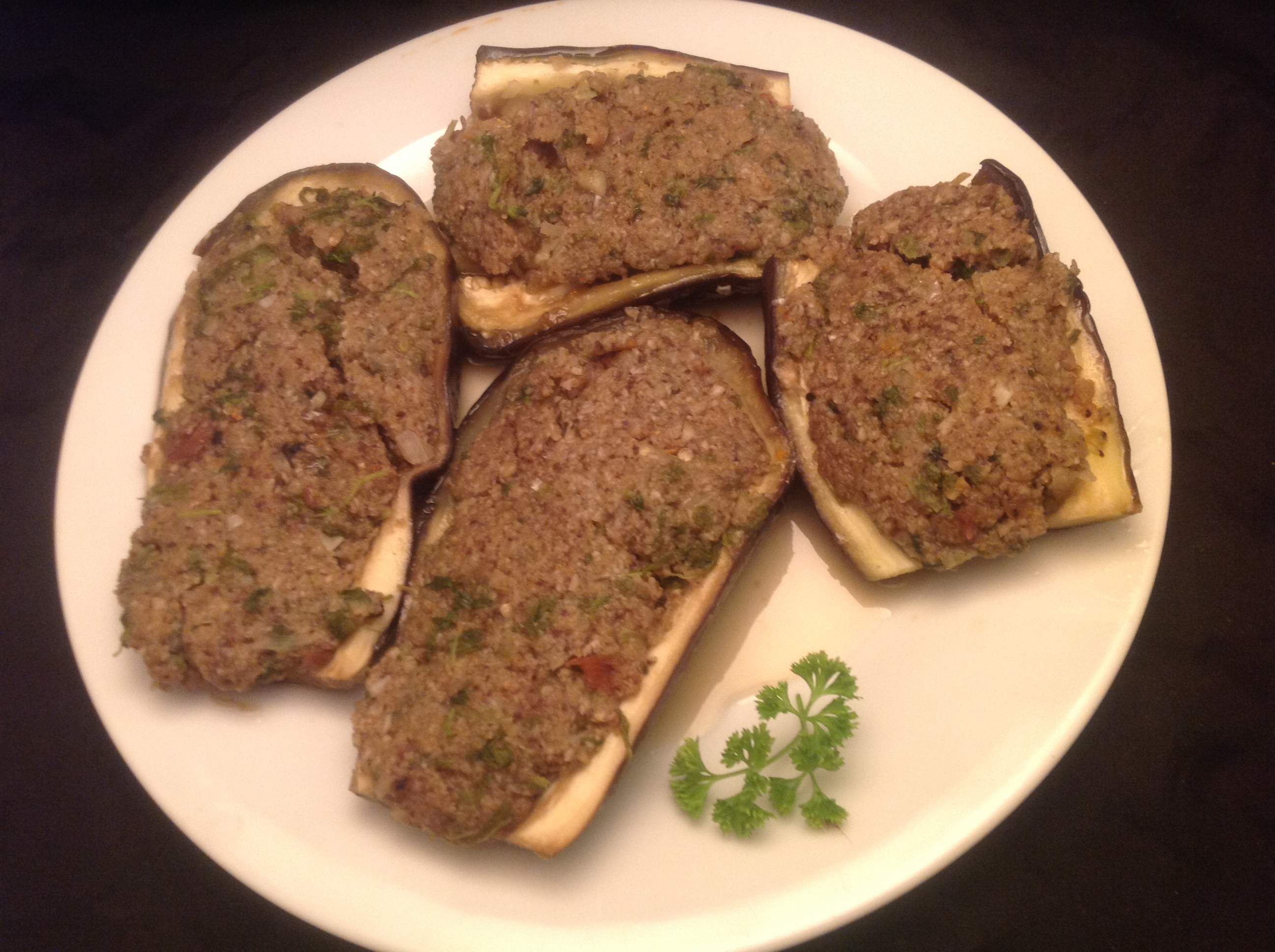 Mit Shiitake und Garnelen gefüllte Auberginen