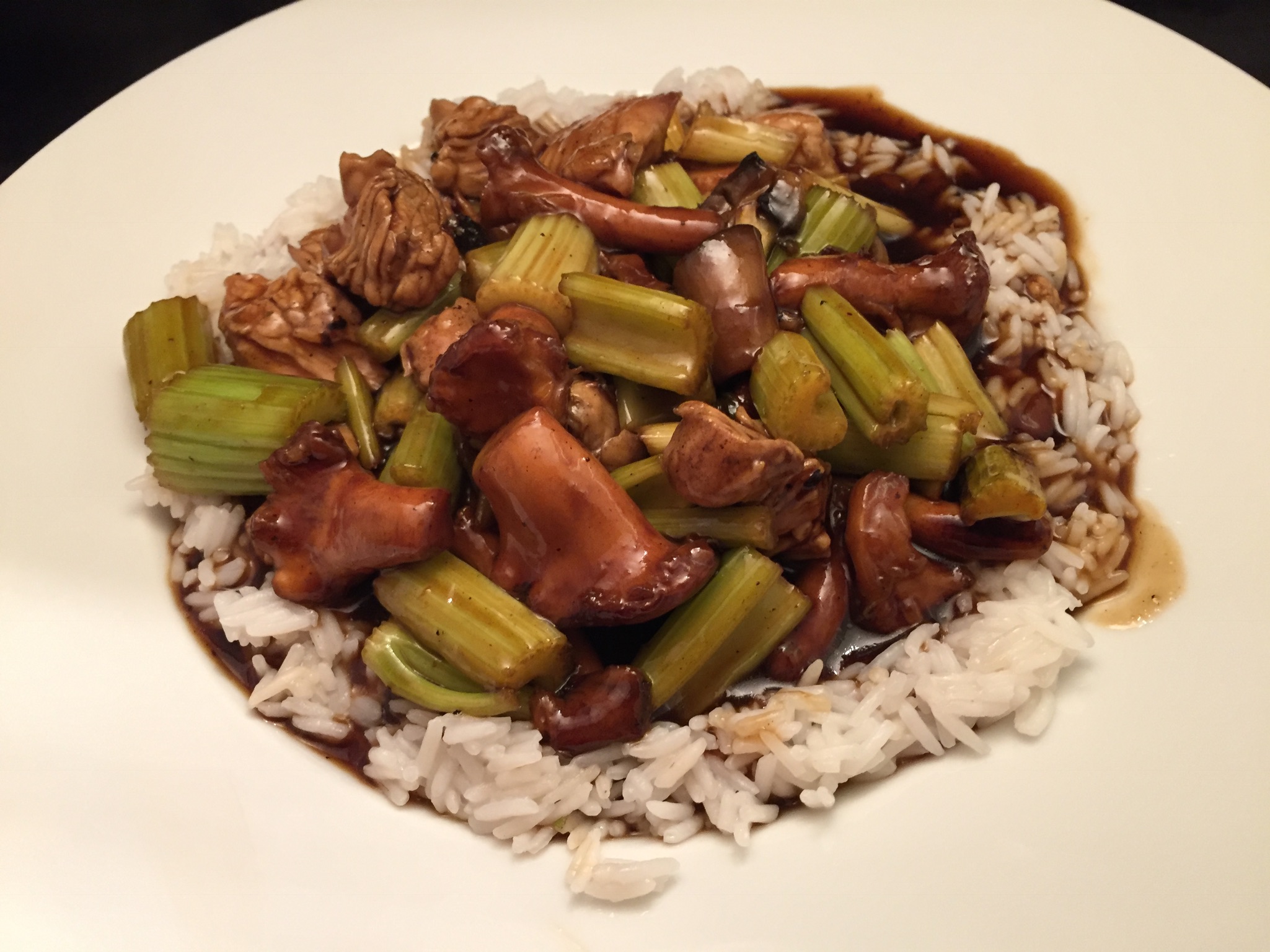 Putenfleisch mit Pilzen und Stangensellerie in Hoisin-Sauce