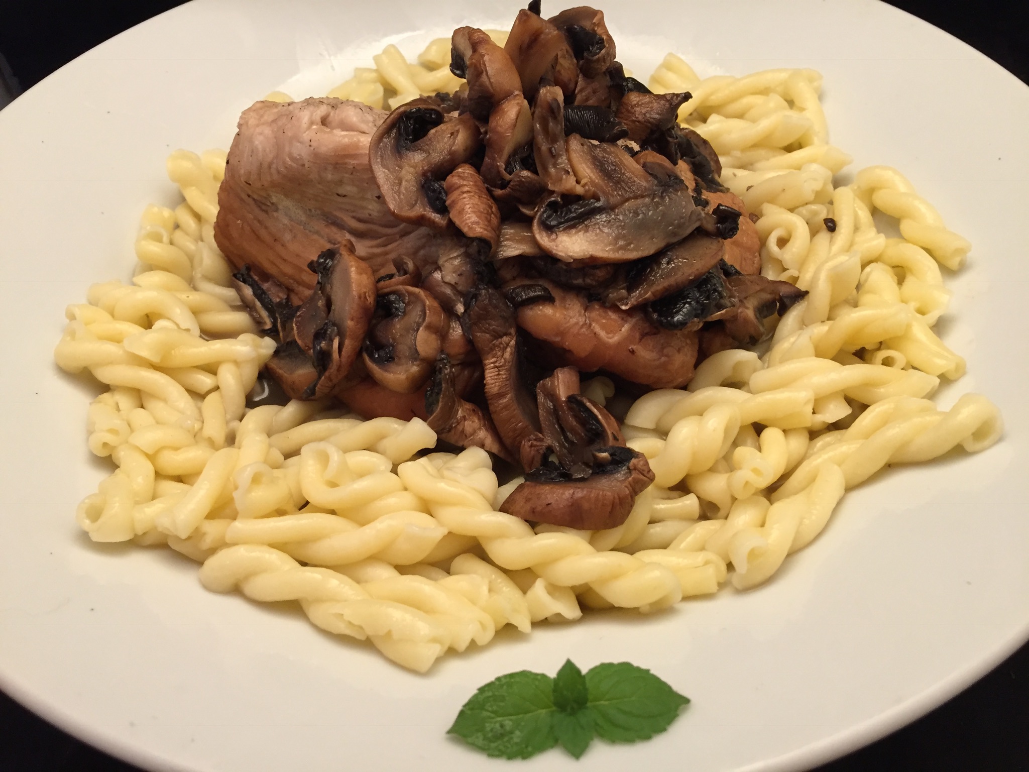 Putenbraten mit Champignons in Riesling-Sauce mit Pasta