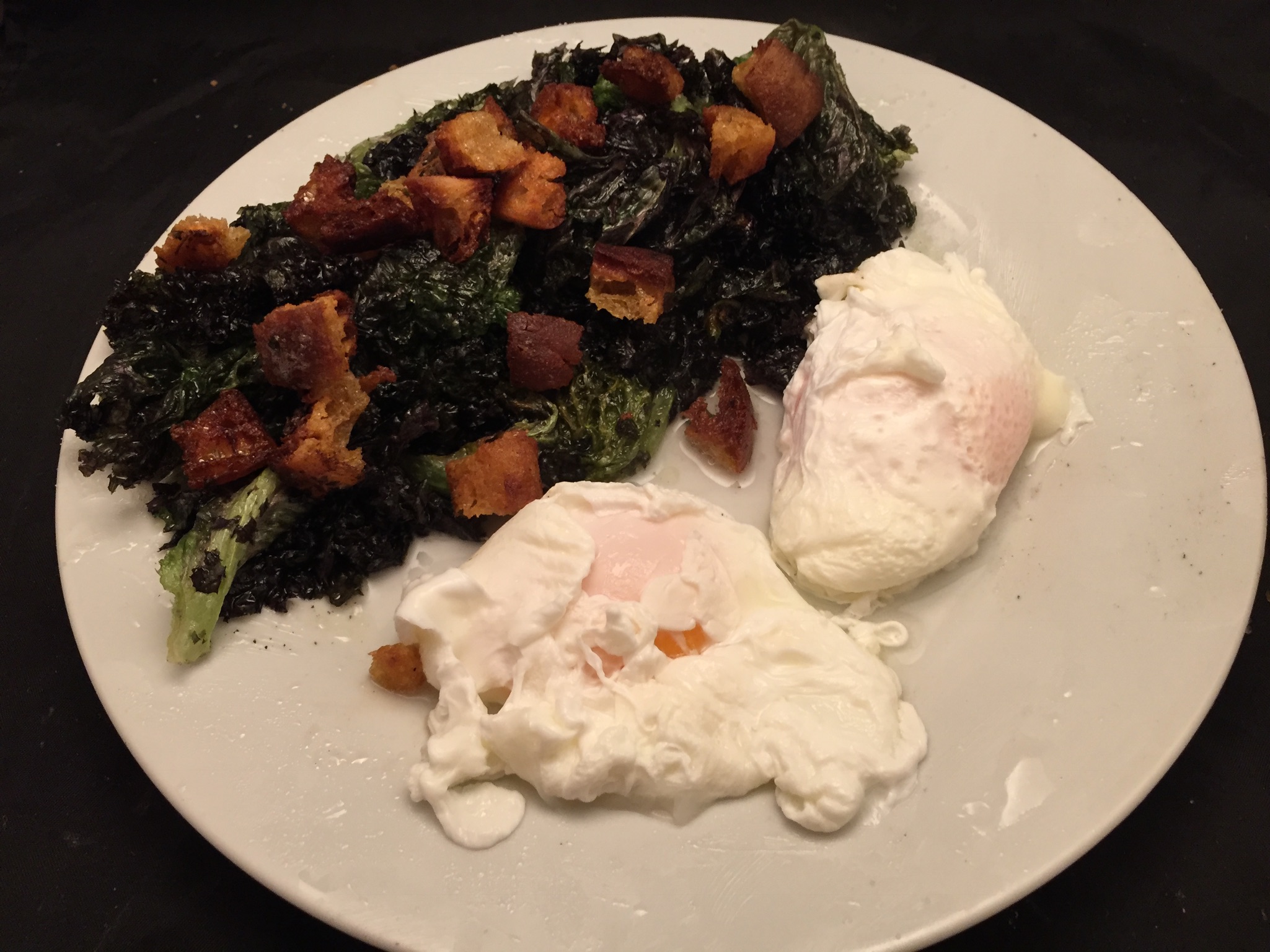 Frittierter Salat mit Croutons und pochierten Eiern