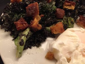 Frittierter Salat mit Croutons und pochierten Eiern