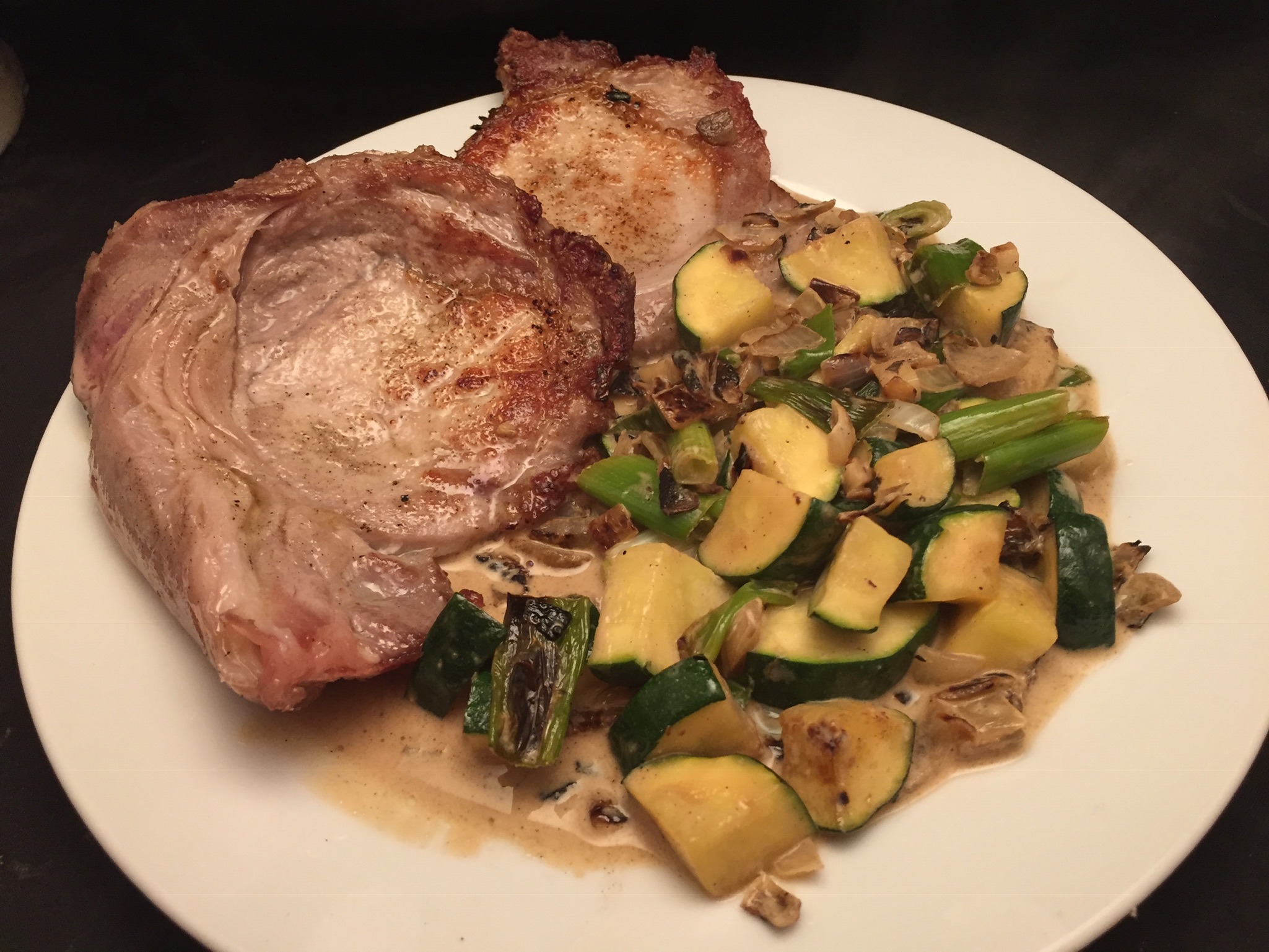 Schweine-Koteletts mit Zucchini-Rahm-Gemüse