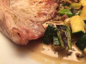 Schweine-Koteletts mit Zucchini-Rahm-Gemüse