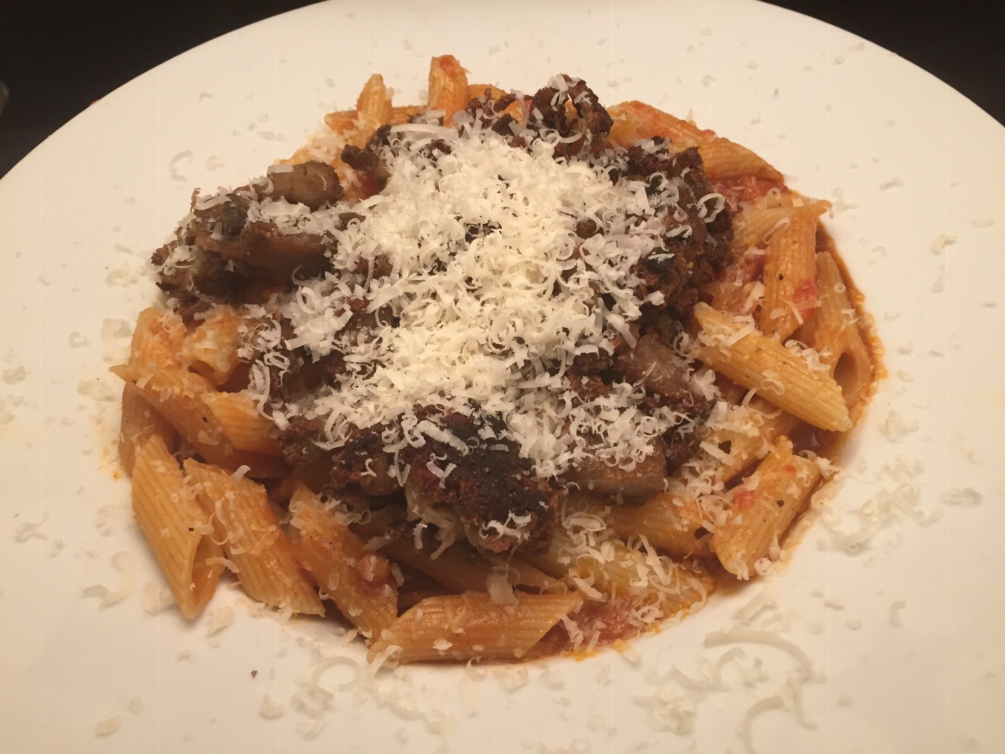 Knuspriger Pansen mit Penne Rigate in Tomaten-Sugo