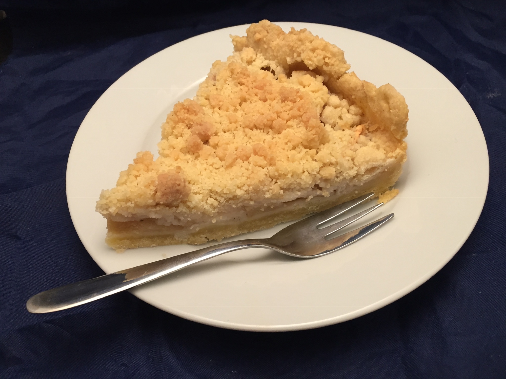 Gedeckter Apfelkuchen mit Streuseln