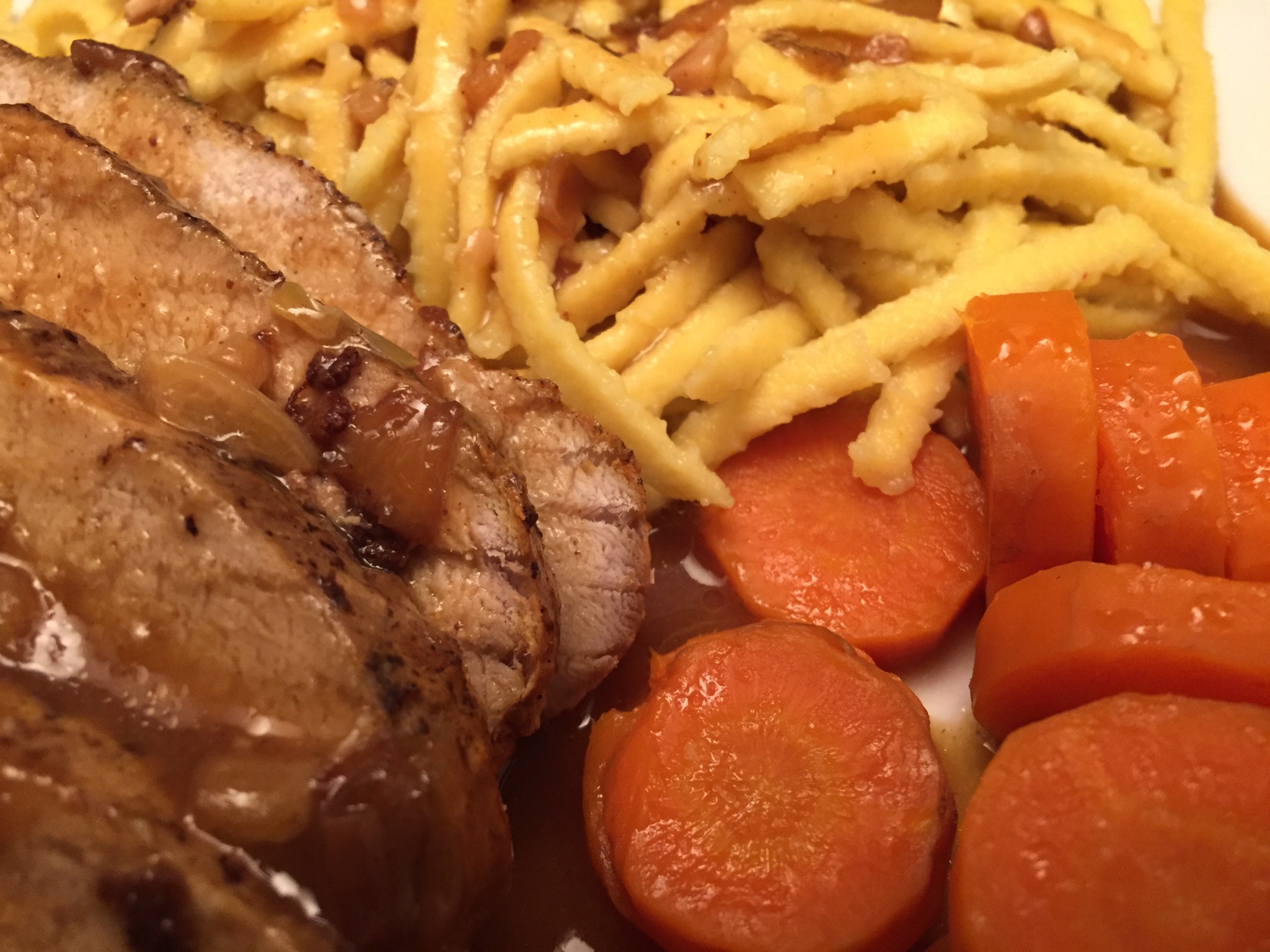 Schweine-Rückenbraten mit Wurzeln und Spätzle