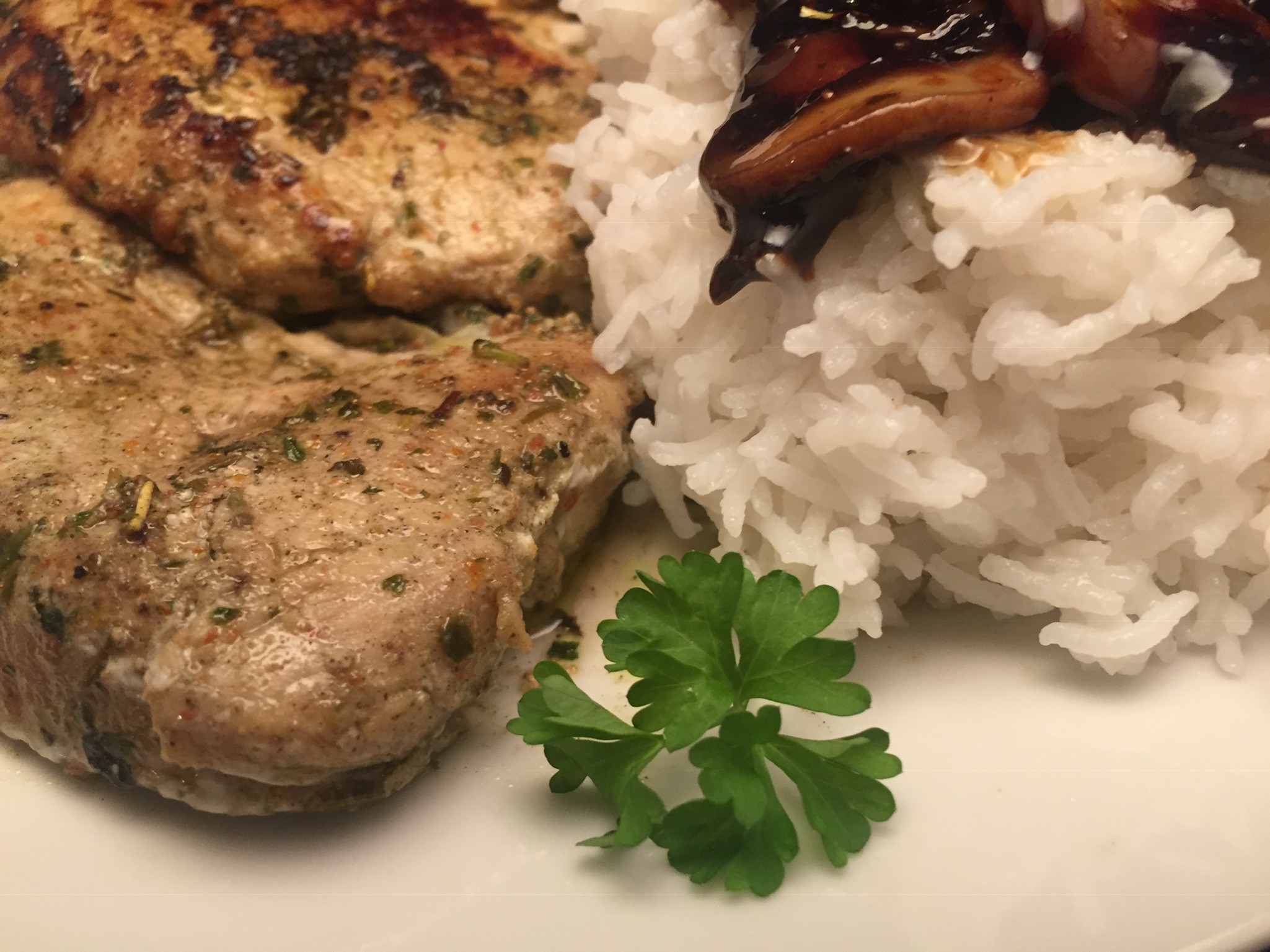 Marinierte Schweine-Rückensteaks mit Champignons und Basmati-Reis in Balsamico-Sauce