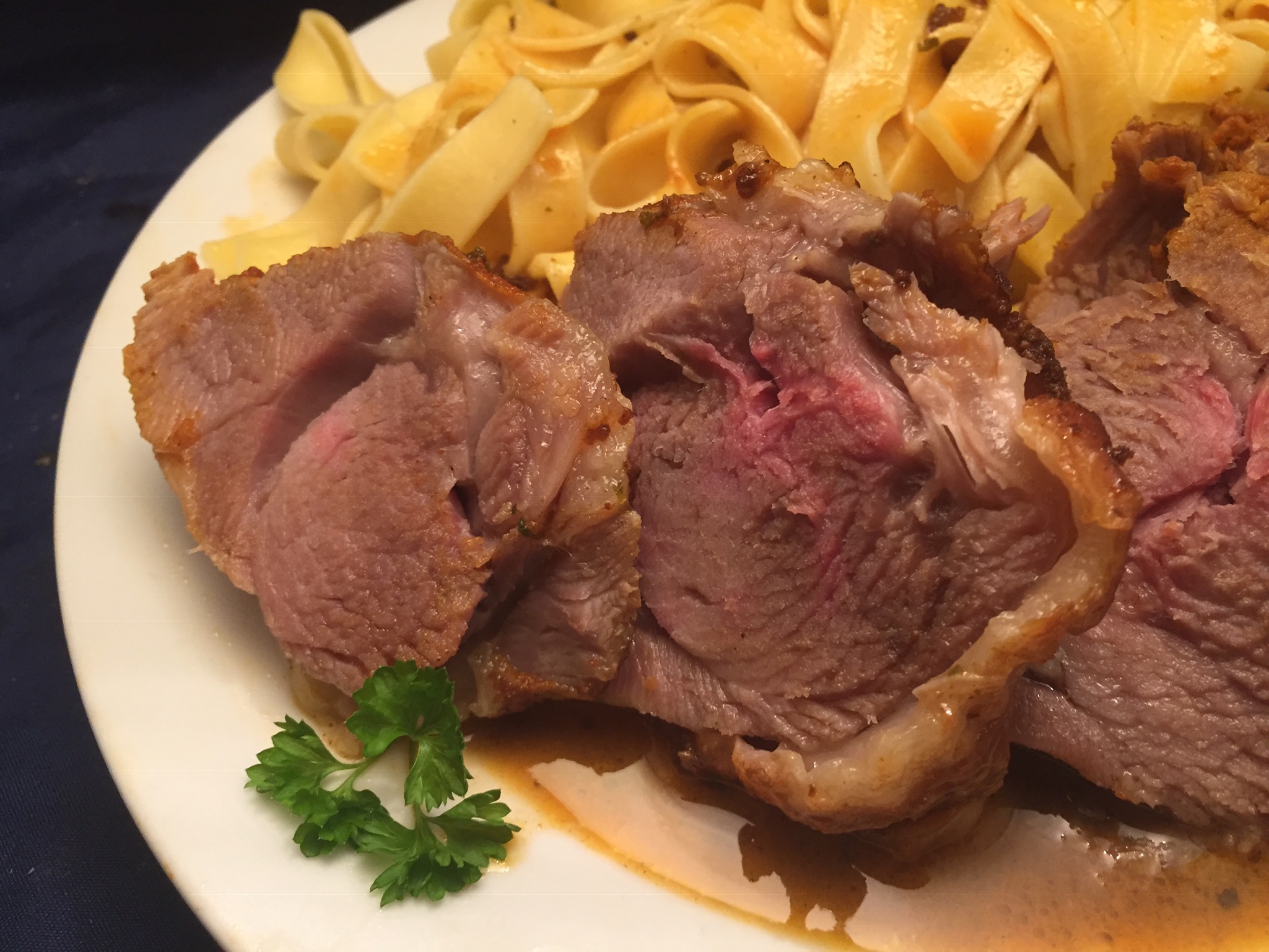 Marinierter Putenrollbraten mit Bandnudeln