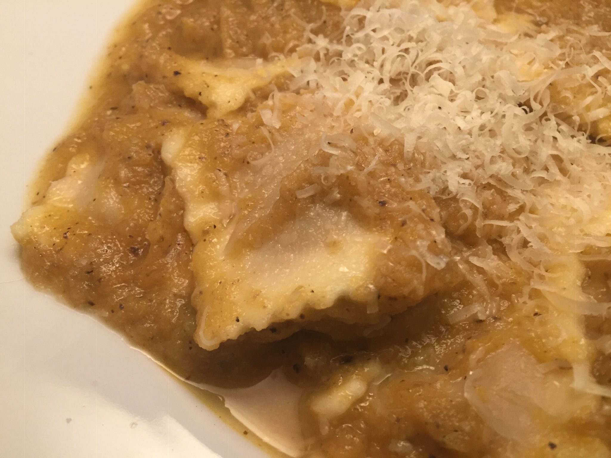 Frische Ravioli mit Gemüse-Pesto