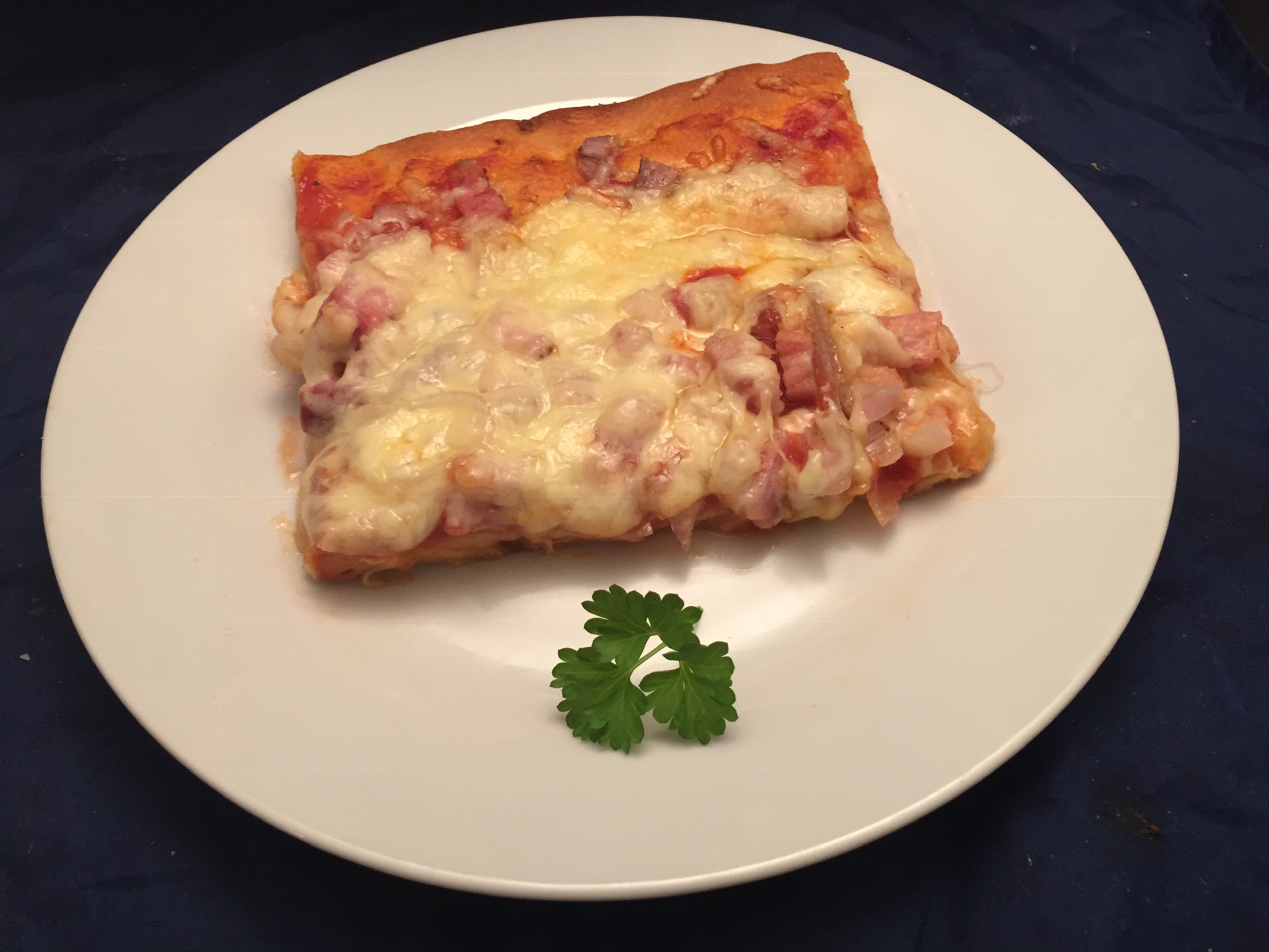 Pizza mit Schalotten und Speck