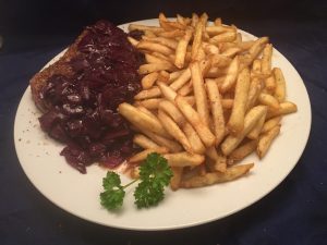 Filet-Steaks mit Zwiebel-Marmelade und Pommes Frites