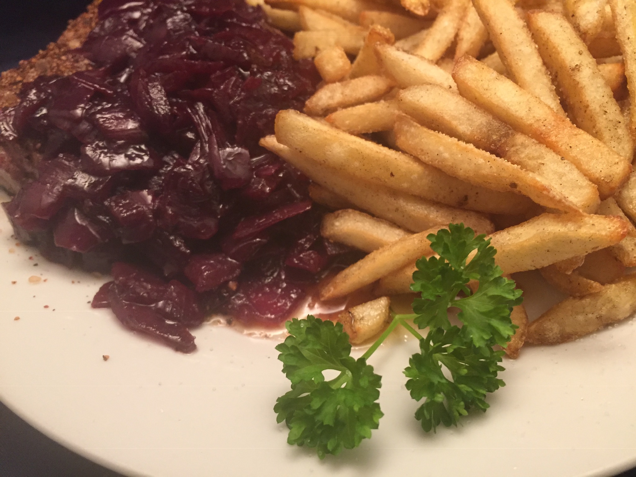 Filet-Steaks mit Zwiebel-Marmelade und Pommes Frites