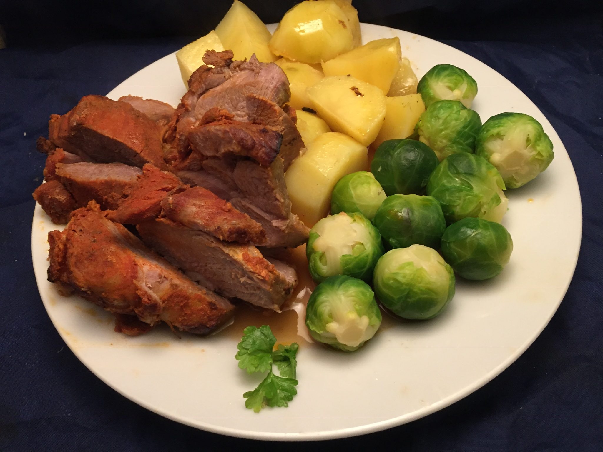 Putenrollbraten, Rosenkohl und Salzkartoffeln - Nudelheissundhos