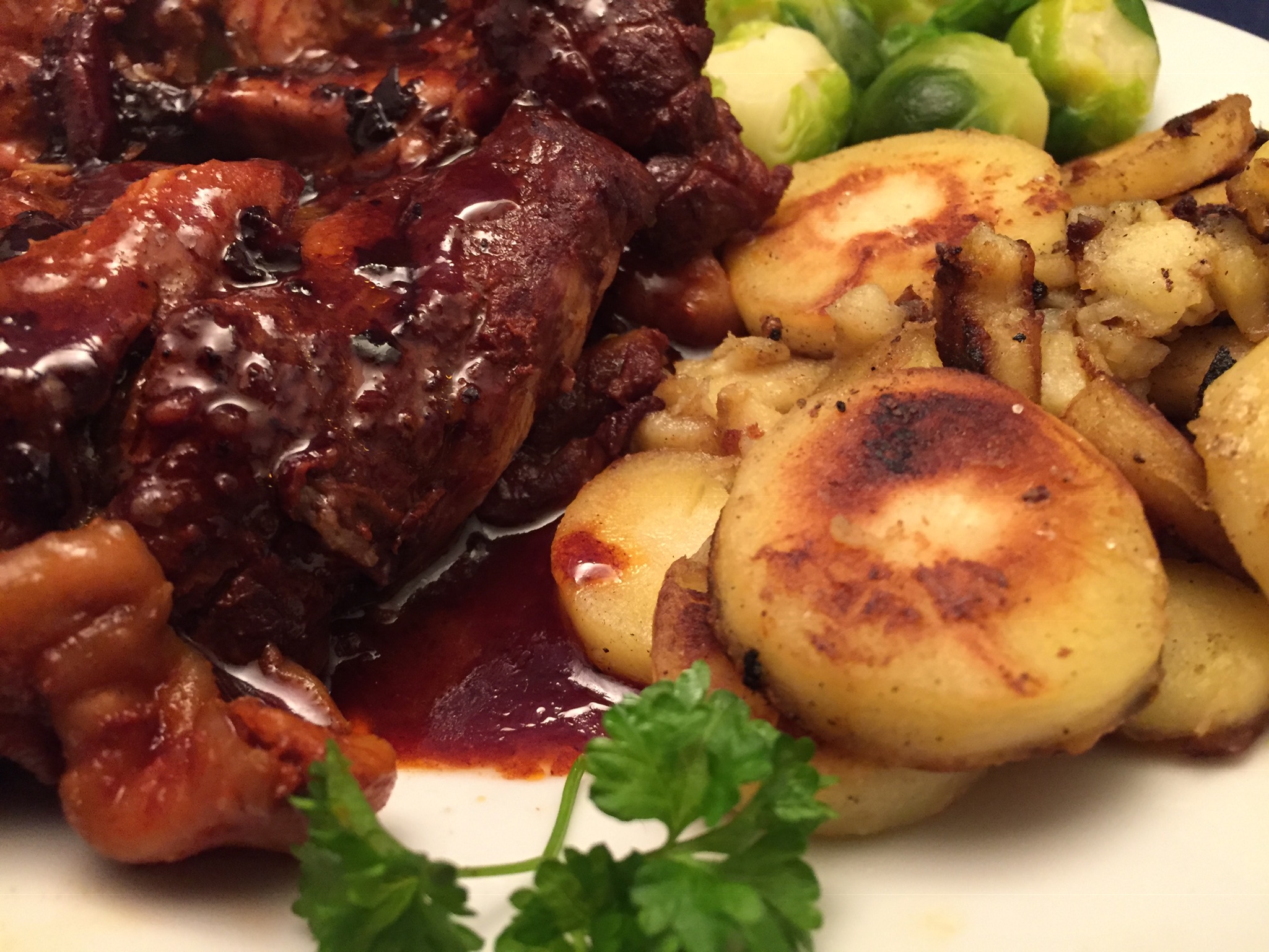 Putenrollbraten, Rosenkohl und Pastinaken