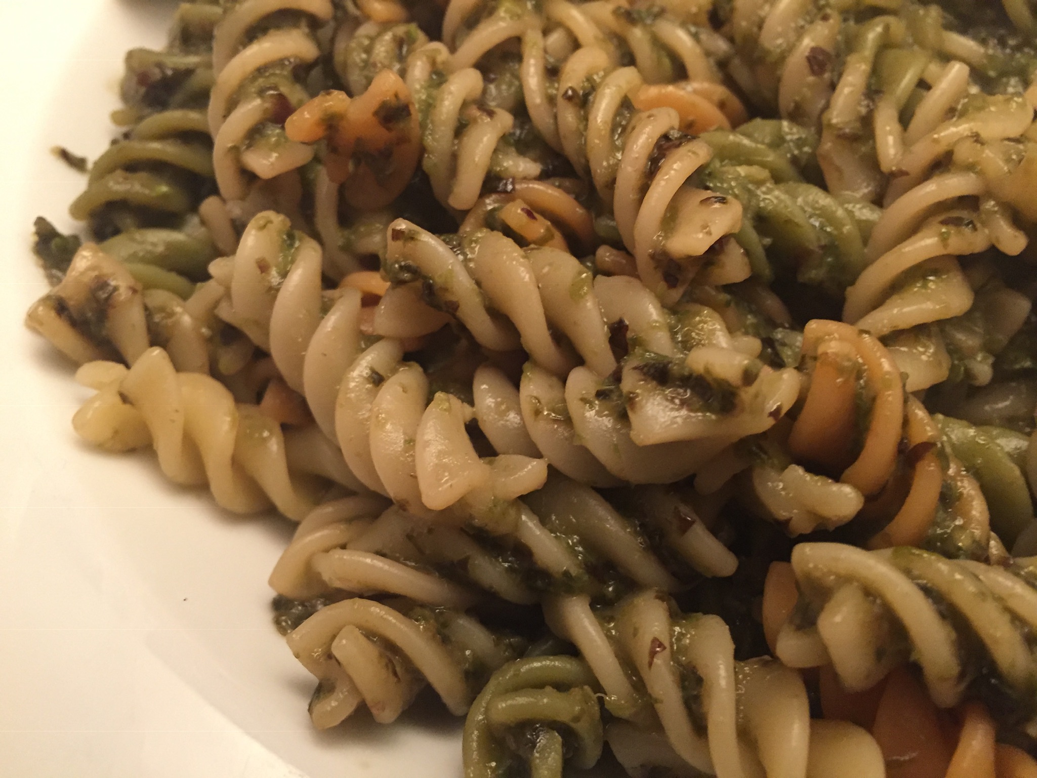 Eliche tricolore mit Lollo-Rosso-Pesto