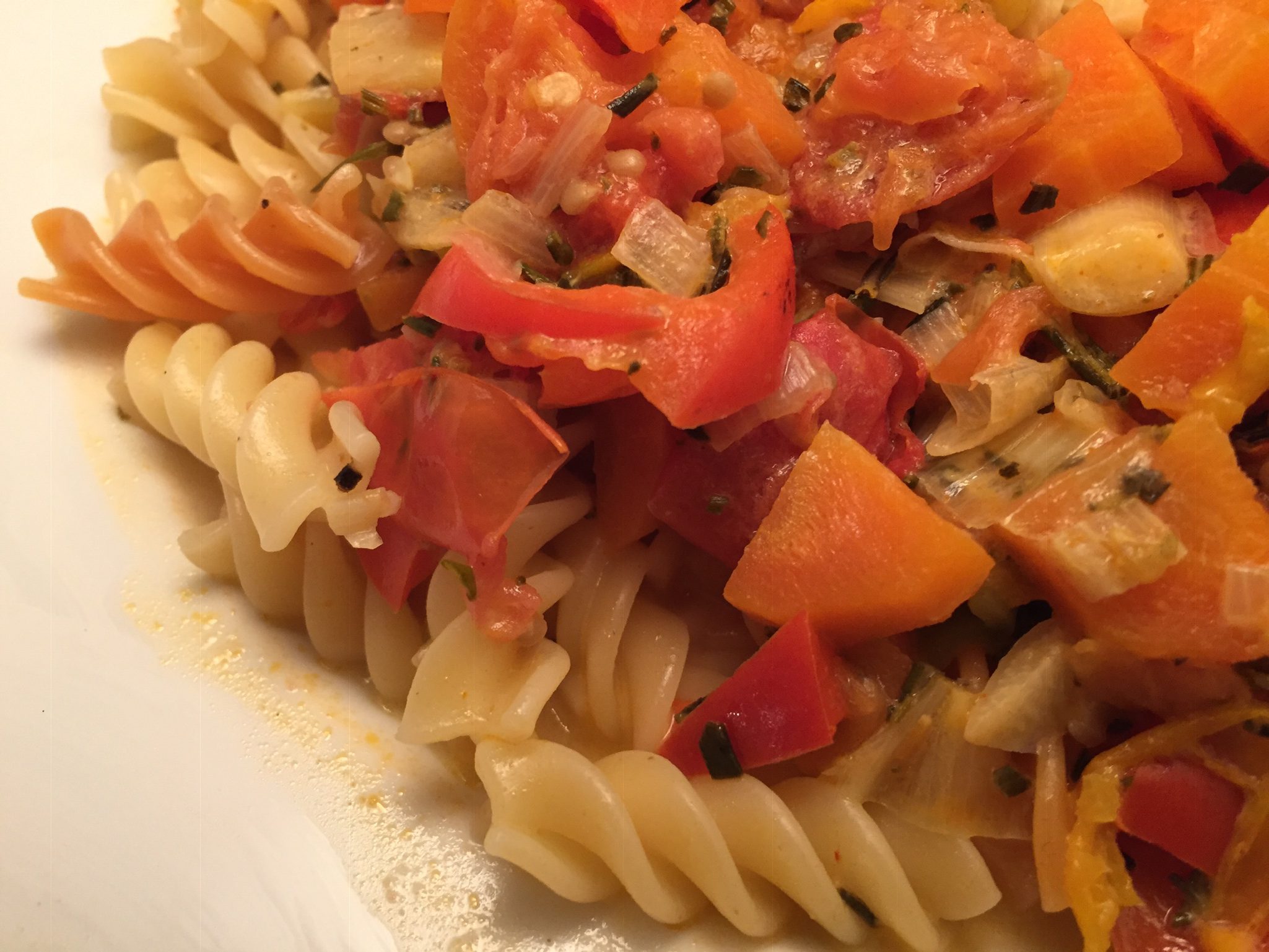 Efiche tricolore mit scharfer Gemüse-Sauce - Nudelheissundhos