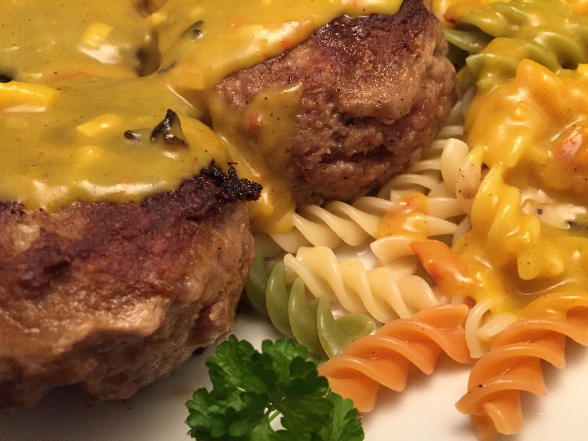 Frikadellen und Efiche tricolore mit Curry-Sauce