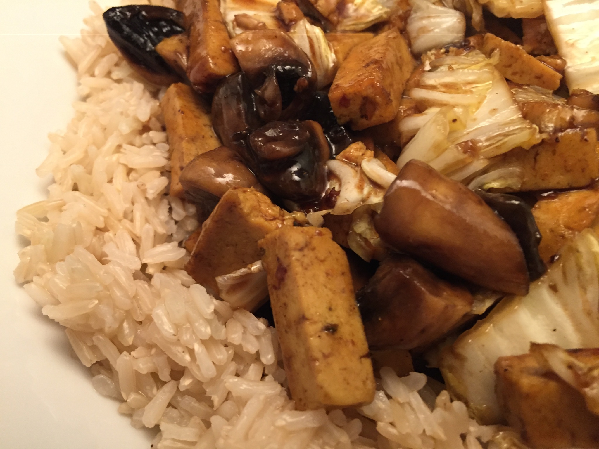 Tofu, Champignons, Chinakohl und Jasmin-Reis