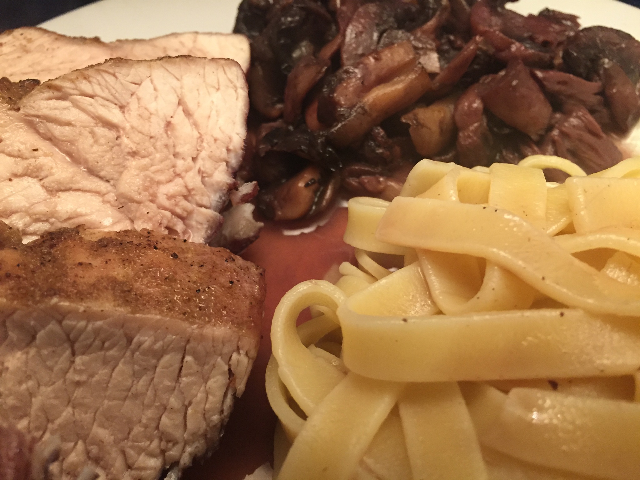 Putenbrustfilet, Champignons und Tagliatelle