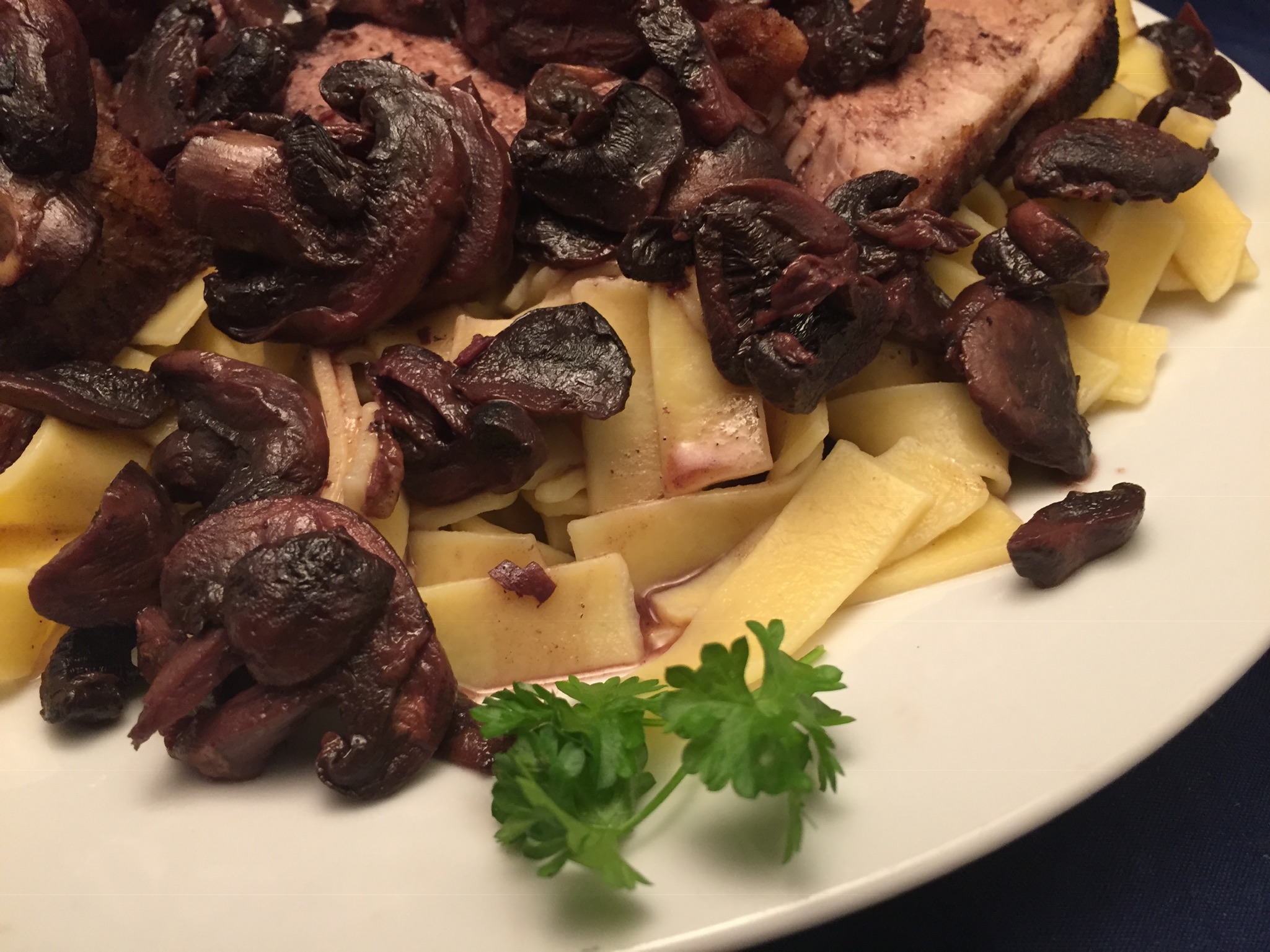 Putenbrustfilet, Champignons und Bandnudeln