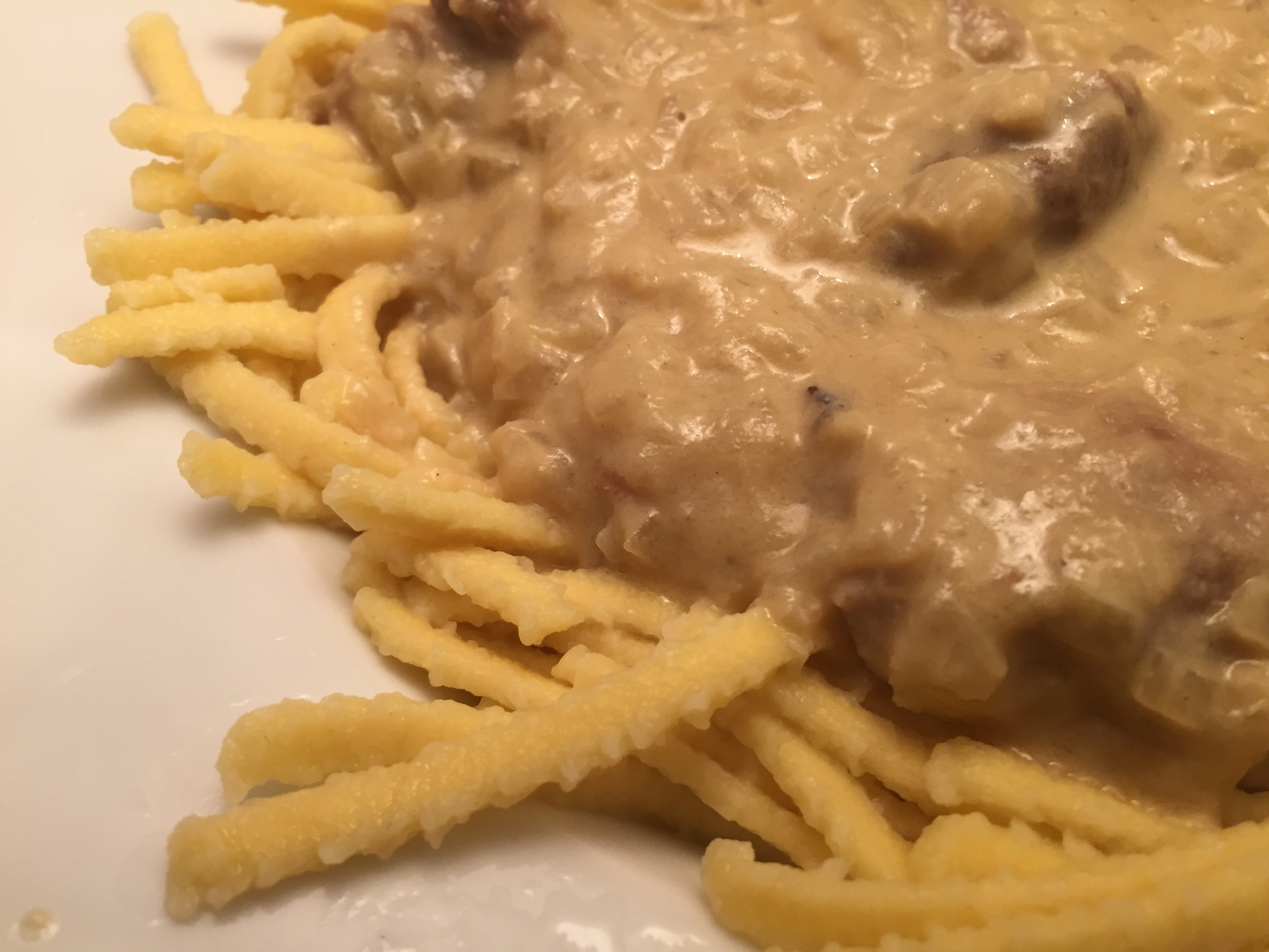 Schweine-Gulasch und Spätzle mit Senf-Sauce