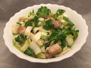 Salat mit Chicorée, Chinakohl, Pak Choi und Steakstreifen