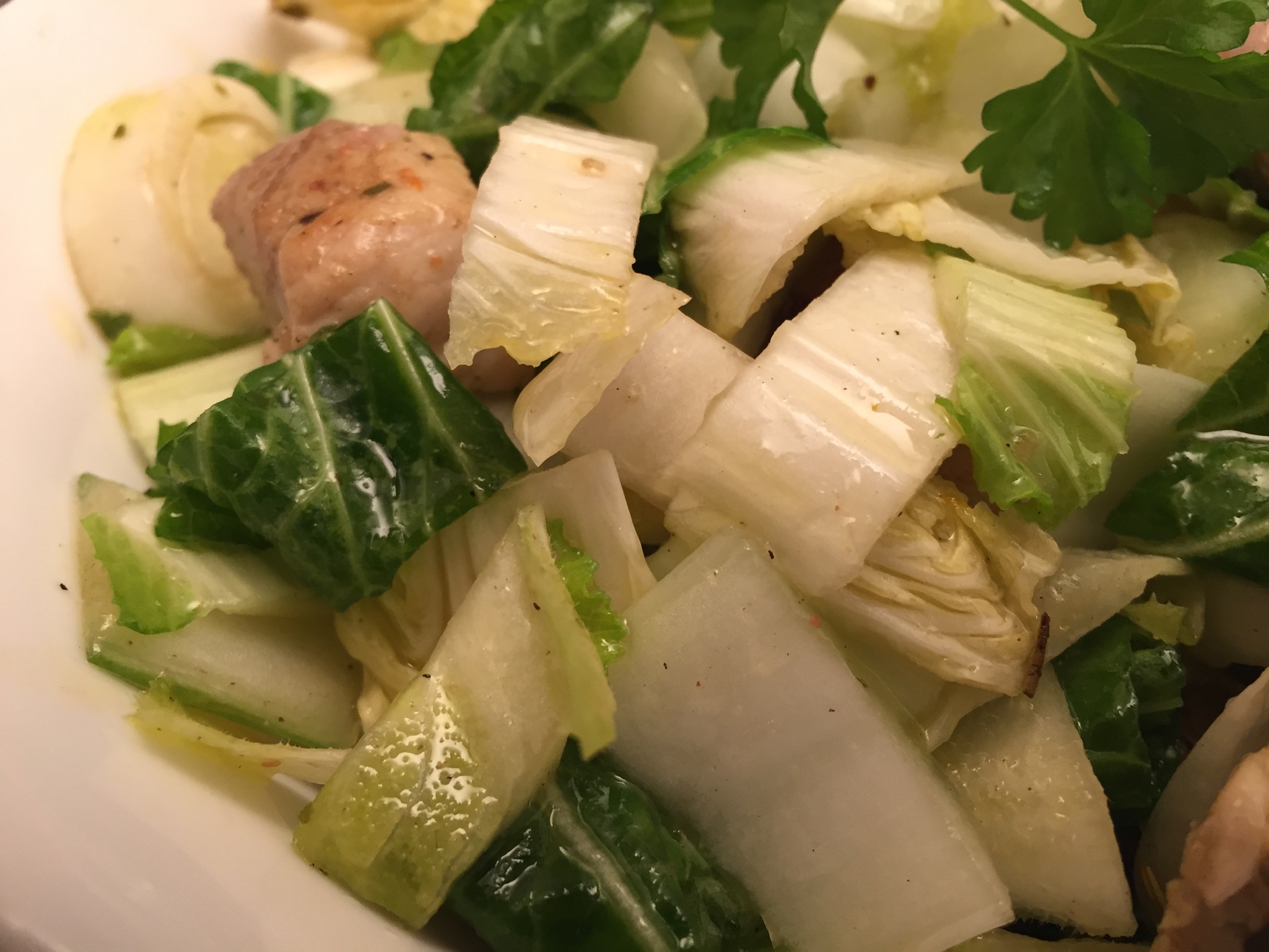 Salat mit Chicorée, Chinakohl, Pak Choi und Steakstreifen