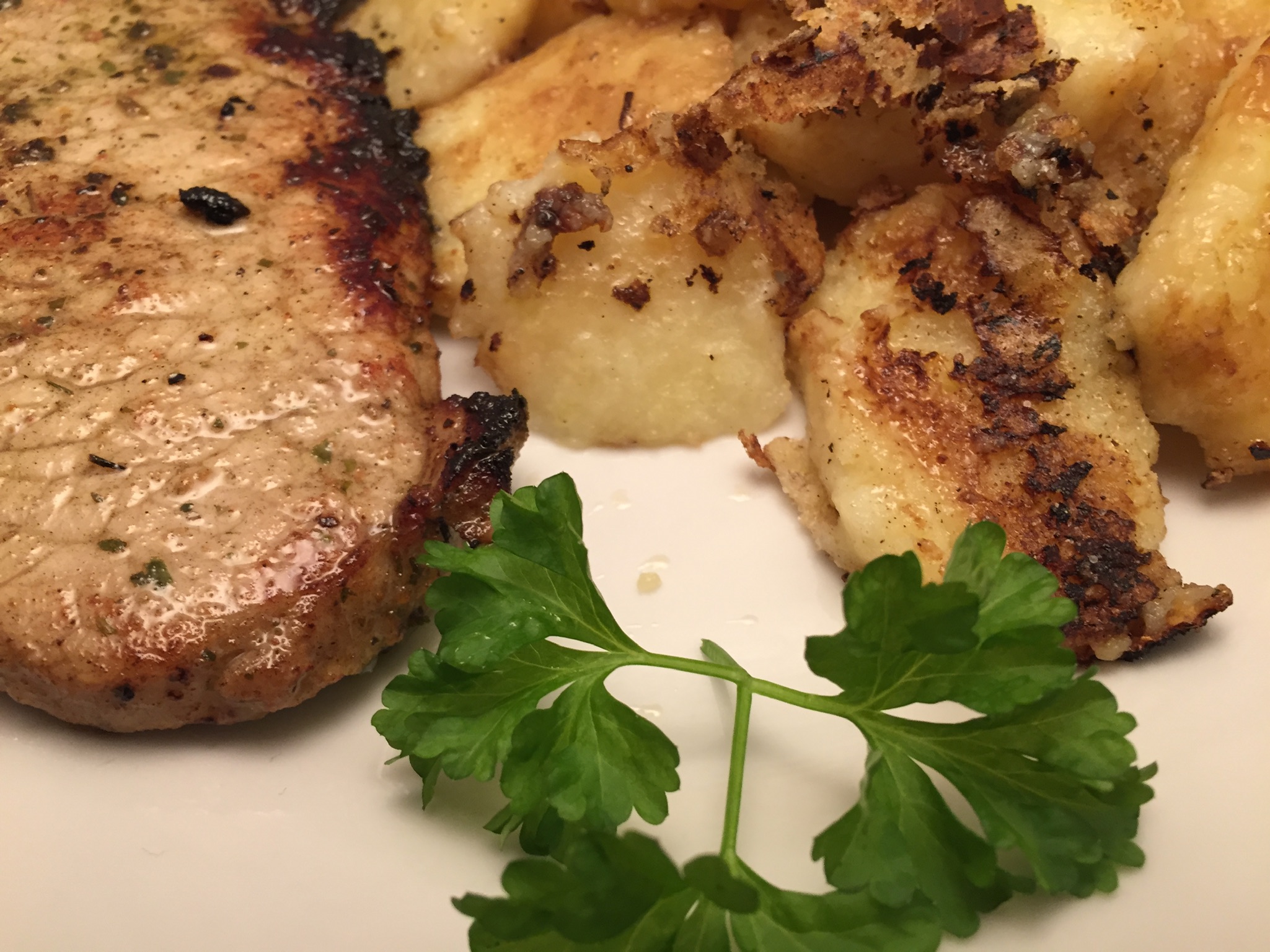 Schweine-Rückensteaks mit gebratenen Kartoffelklößen