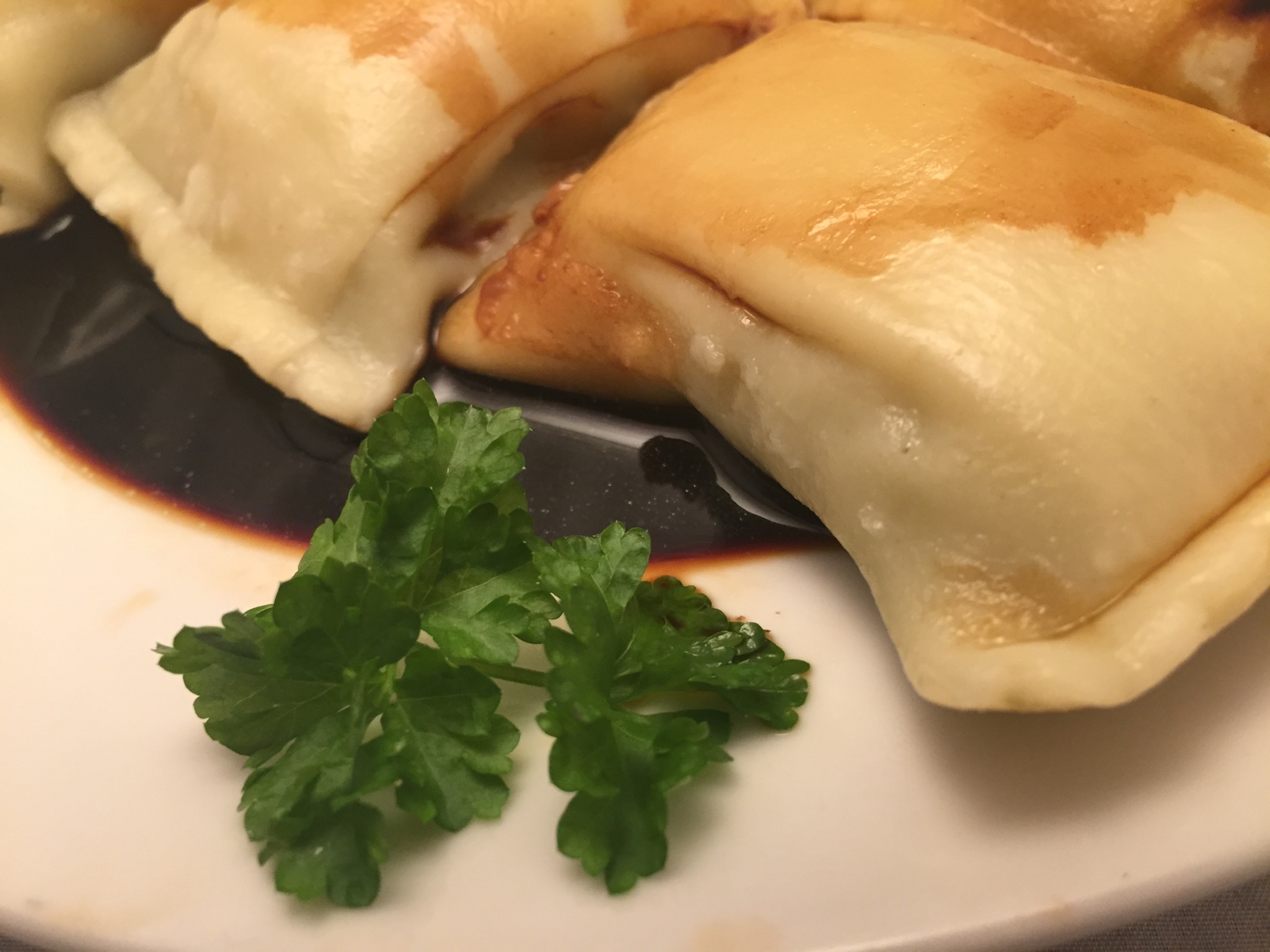 Maultaschen mit dunkler Soja-Sauce