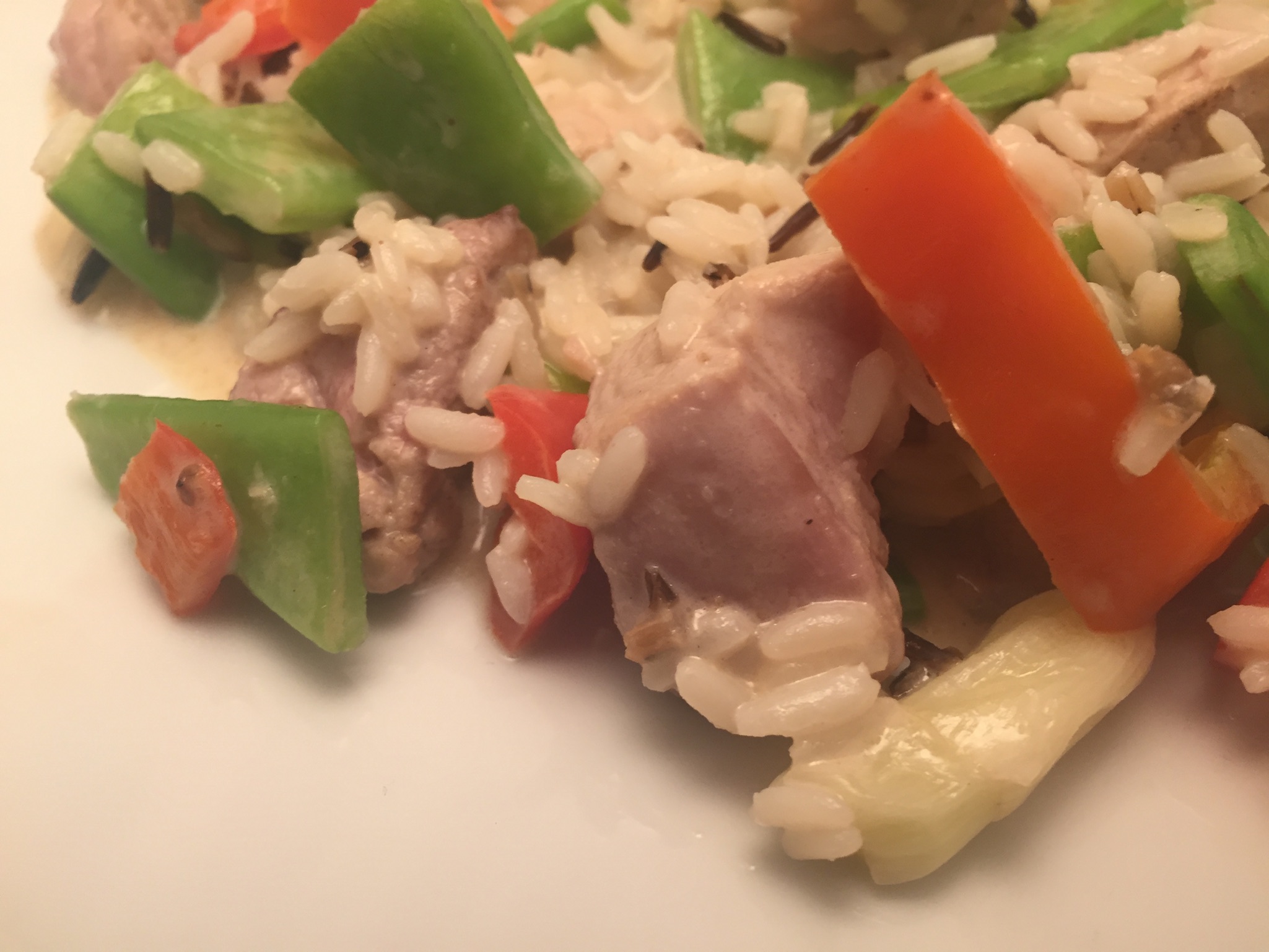 Schweinefleisch, Stangenbohnen, Paprika und Langkorn-Reis