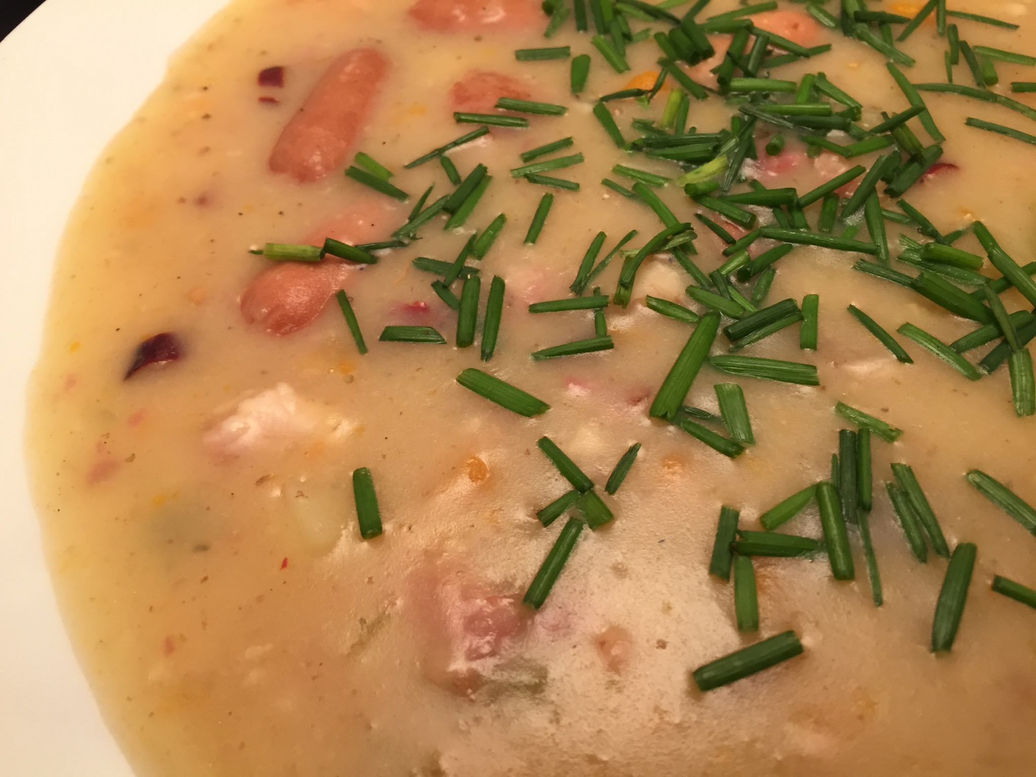 Scharfe Kartoffelsuppe, Speck, Mini-Würste und Schrippen