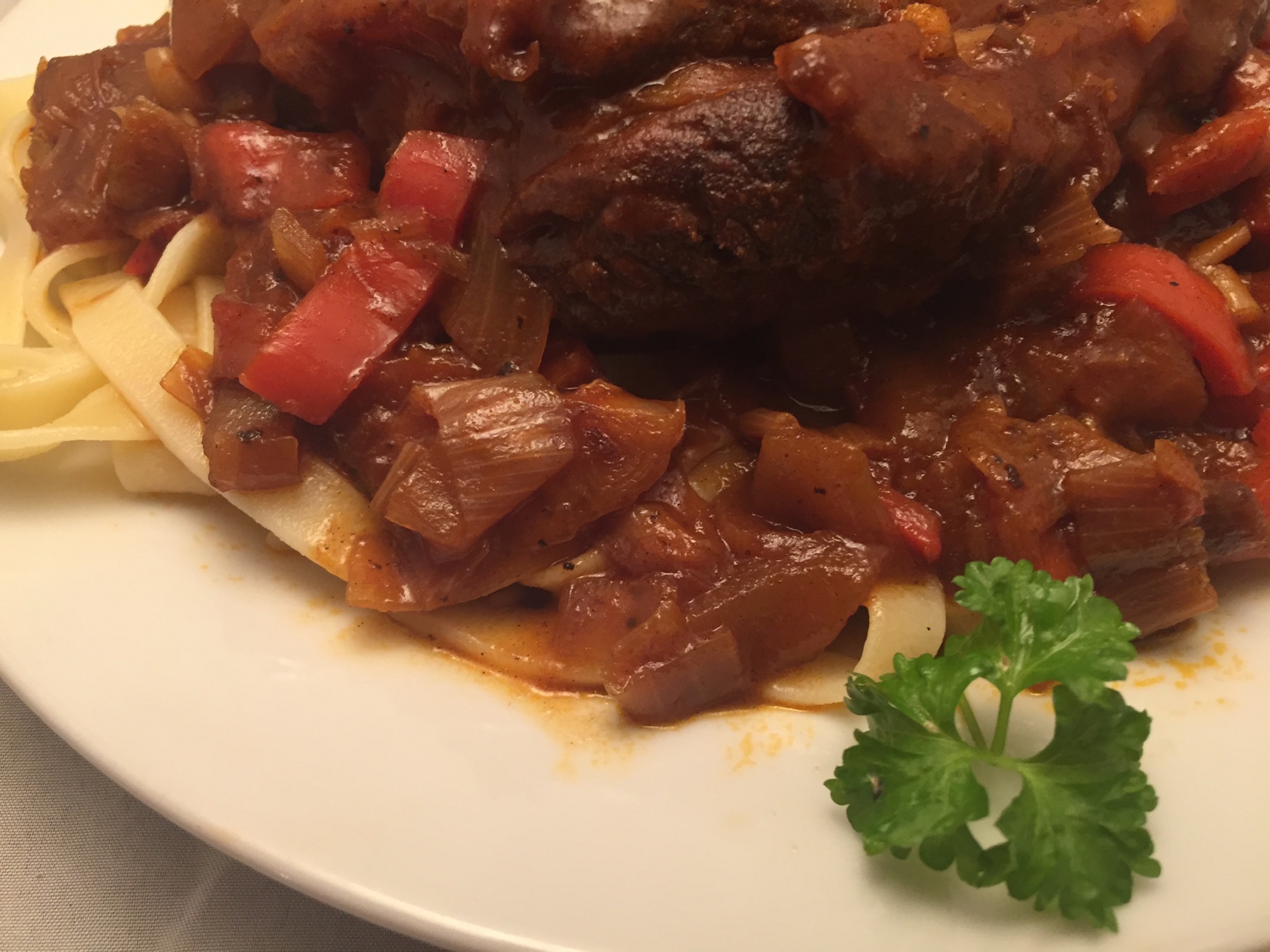 Beinscheibe und Tagliatelle mit Gemüse-Tomaten-Sauce