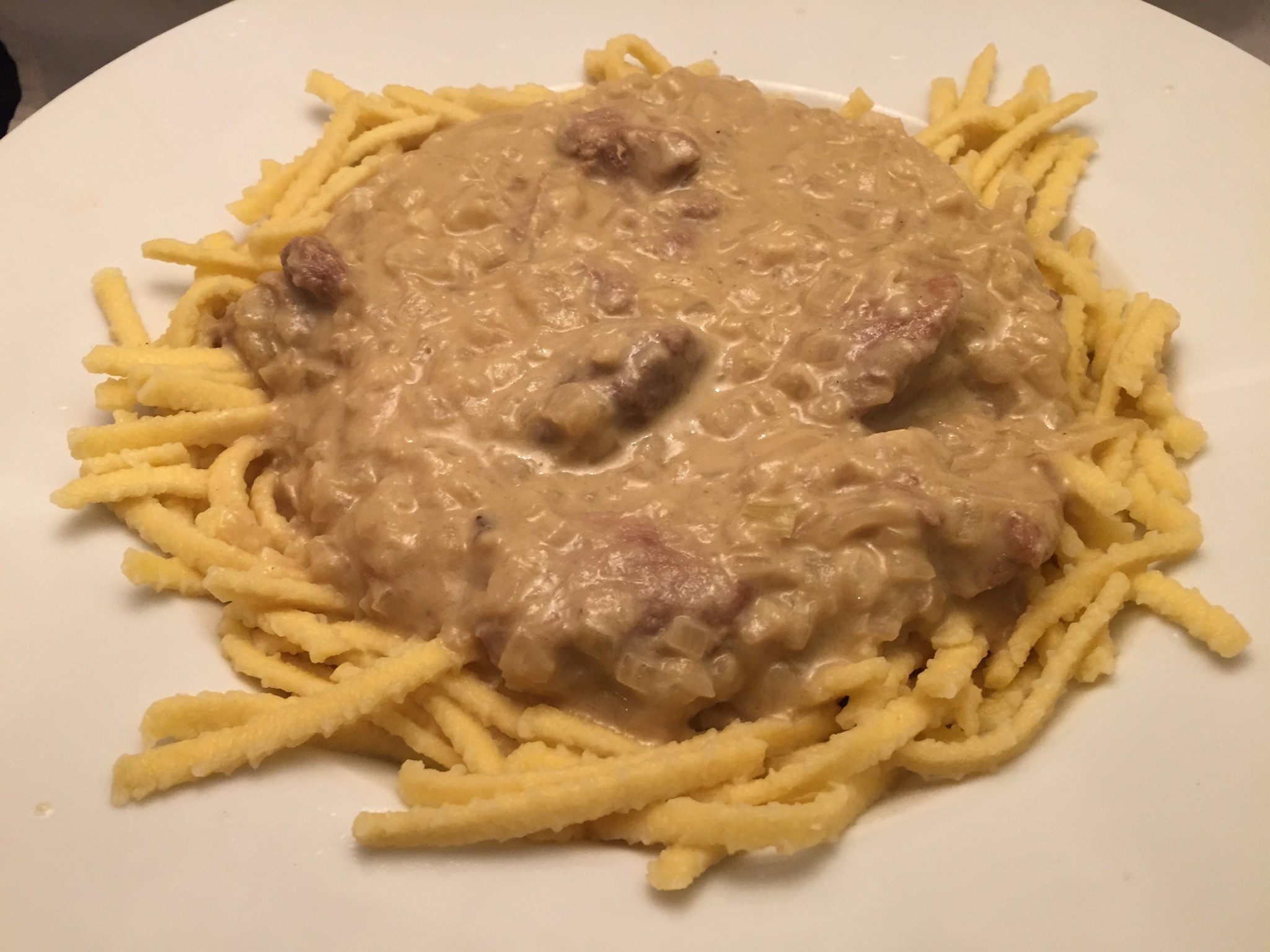 Schweine-Gulasch und Spätzle mit Senf-Sauce - Nudelheissundhos