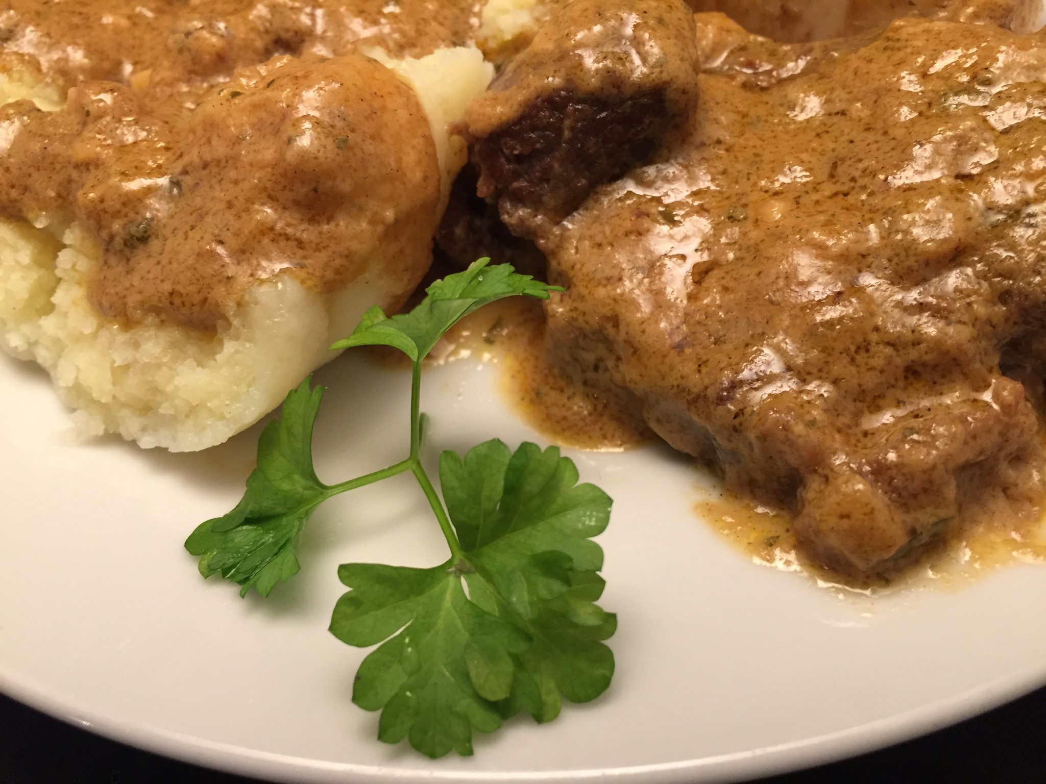 Beinscheibe und Kartoffelklöße mit Senf-Sauce