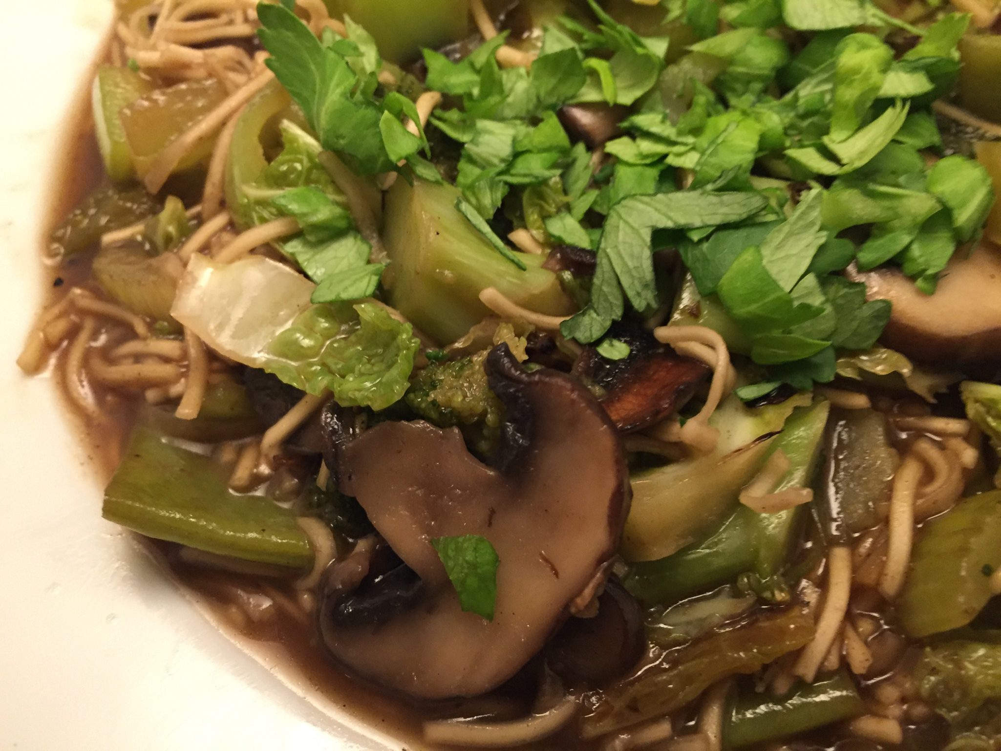 Gemüse und Wok-Nudeln asiatisch