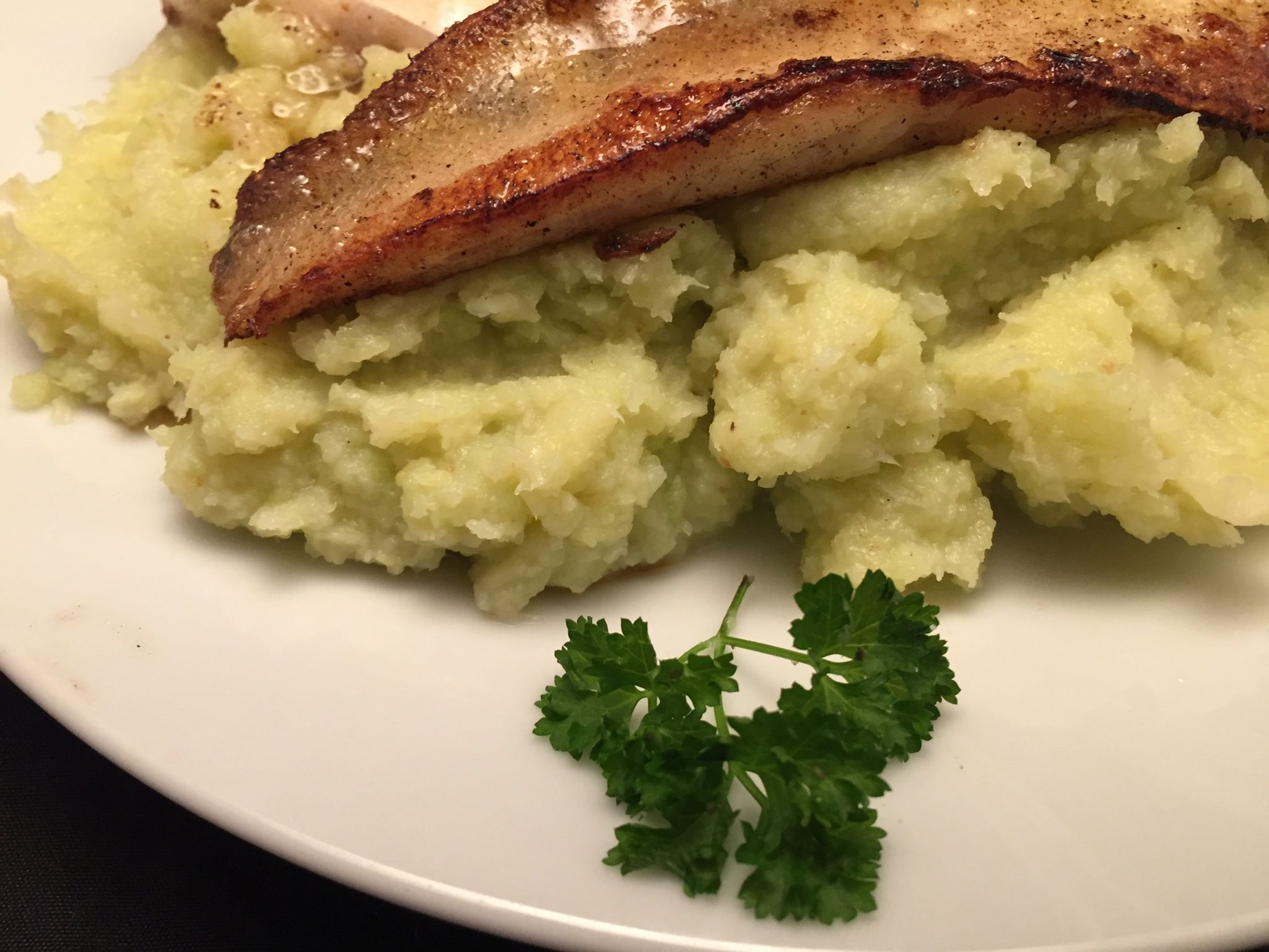 Zanderfilets auf Wirsingpüree-Bett