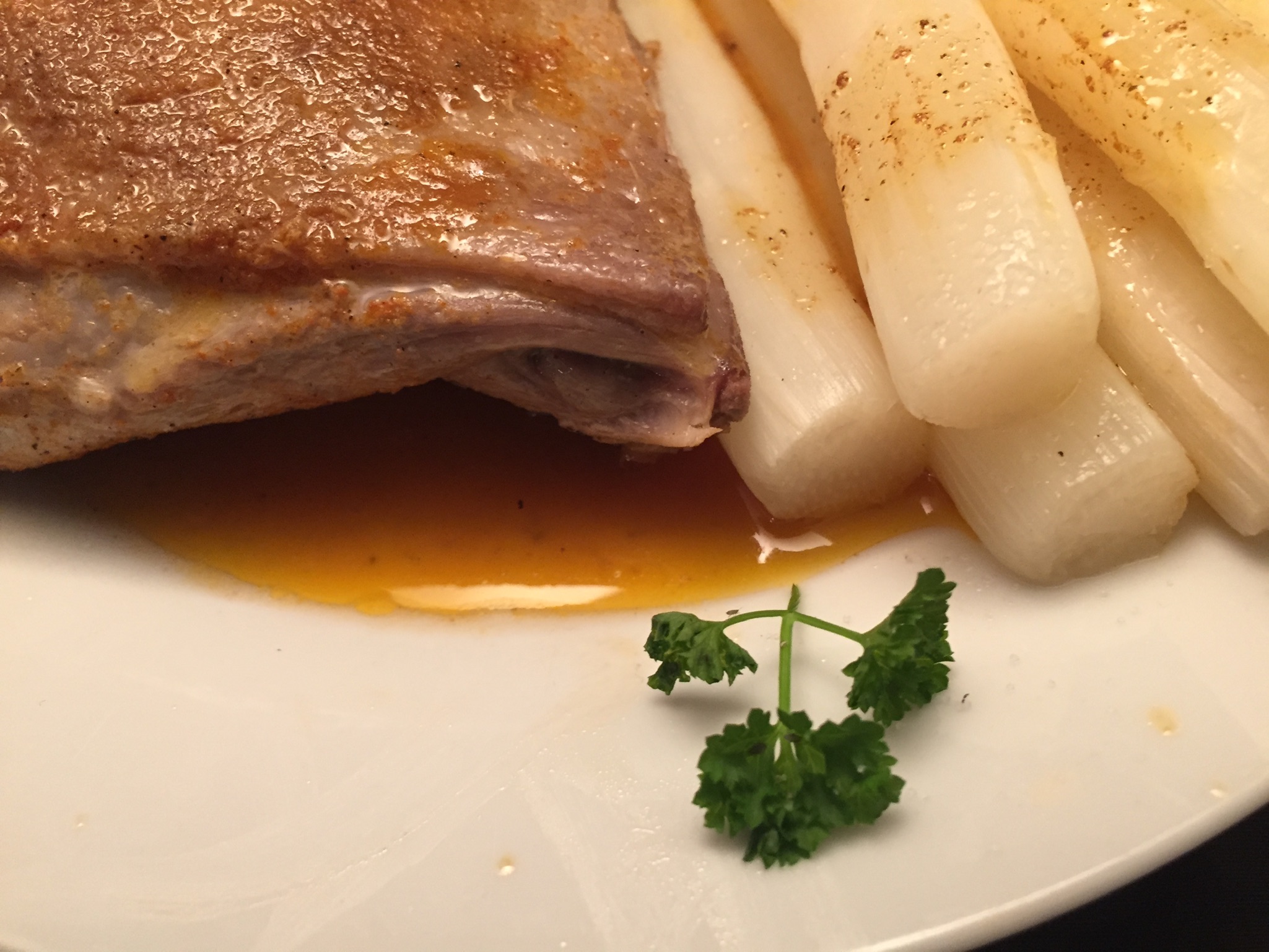 Entenschenkel und Spargel mit Weißwein-Sauce