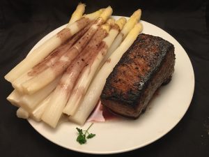 Irisches Beefsteak und Spargel in Rotwein-Sauce