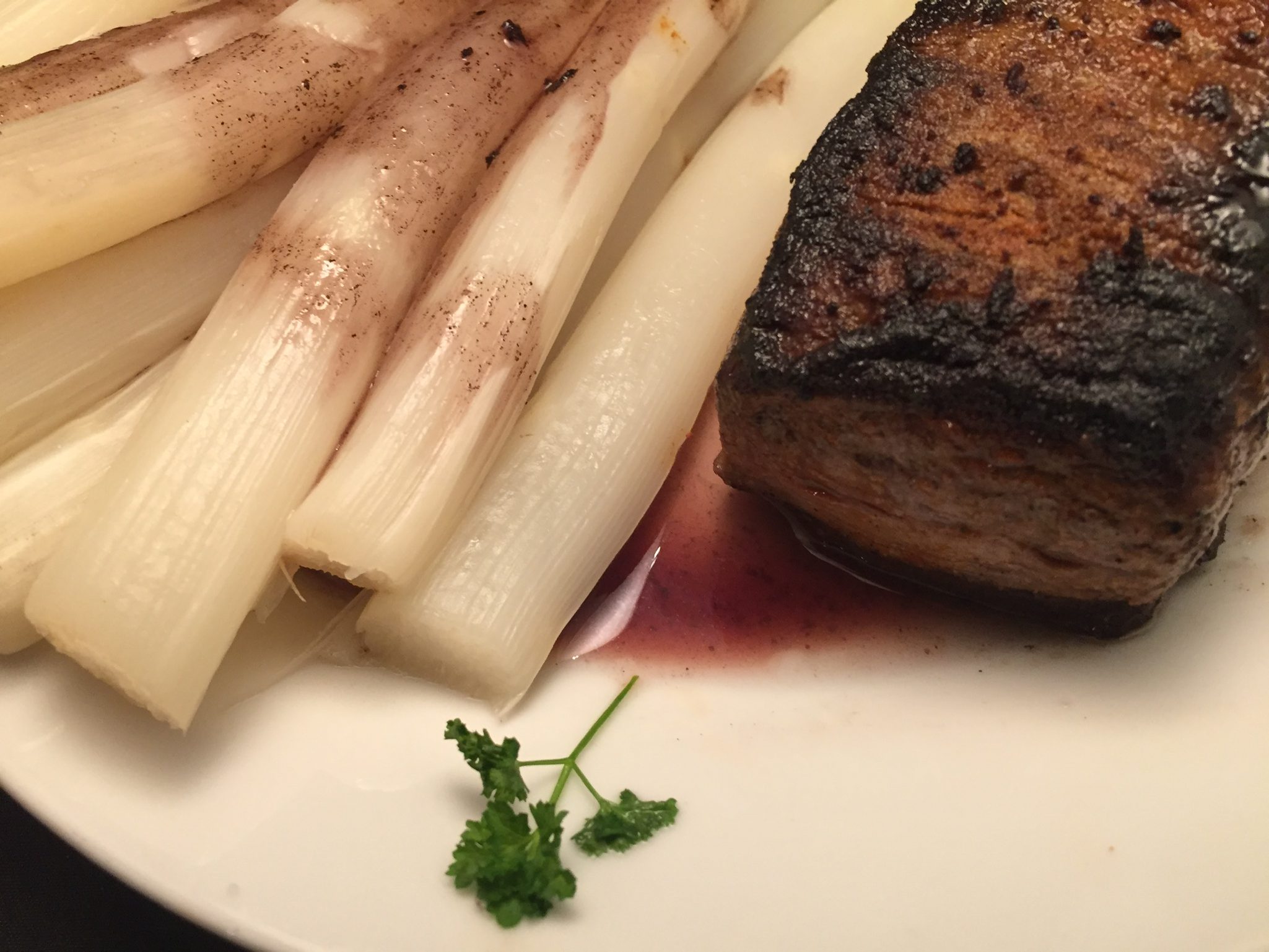 Irisches Beefsteak und Spargel in Rotwein-Sauce