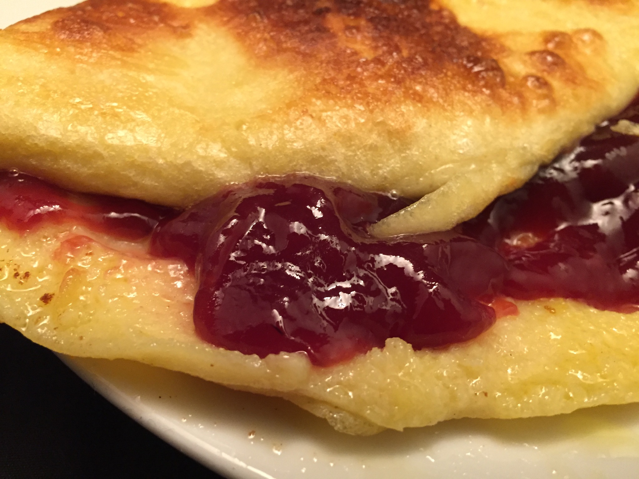 Pfannkuchen mit Himbeer-Marmelade