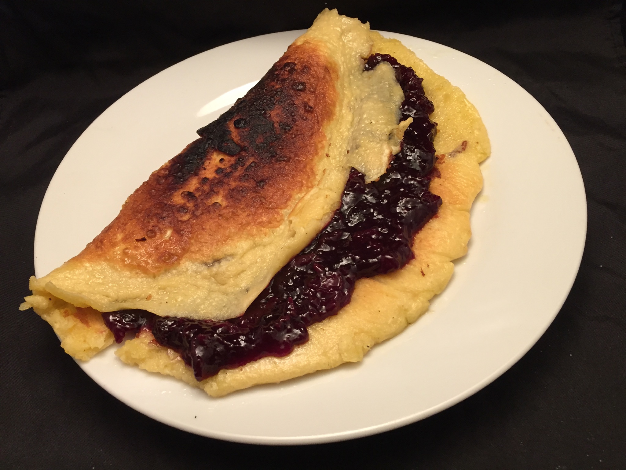 Pfannkuchen mit Kirsch-Heidelbeere-Marmelade - Nudelheissundhos